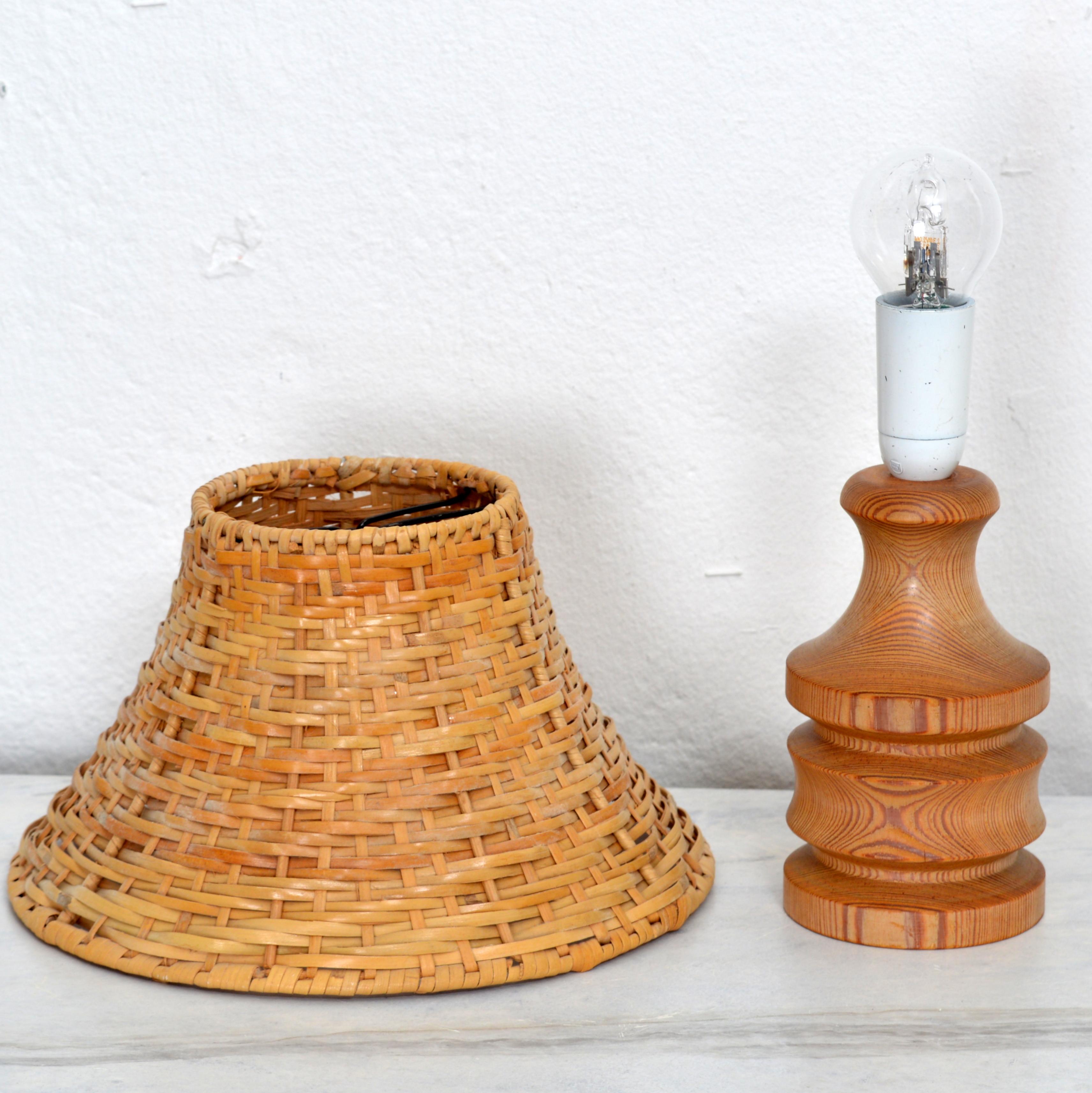 Pine Table Lamp with Shade in Cane, Sweden 1970s In Good Condition For Sale In Stockholm, SE