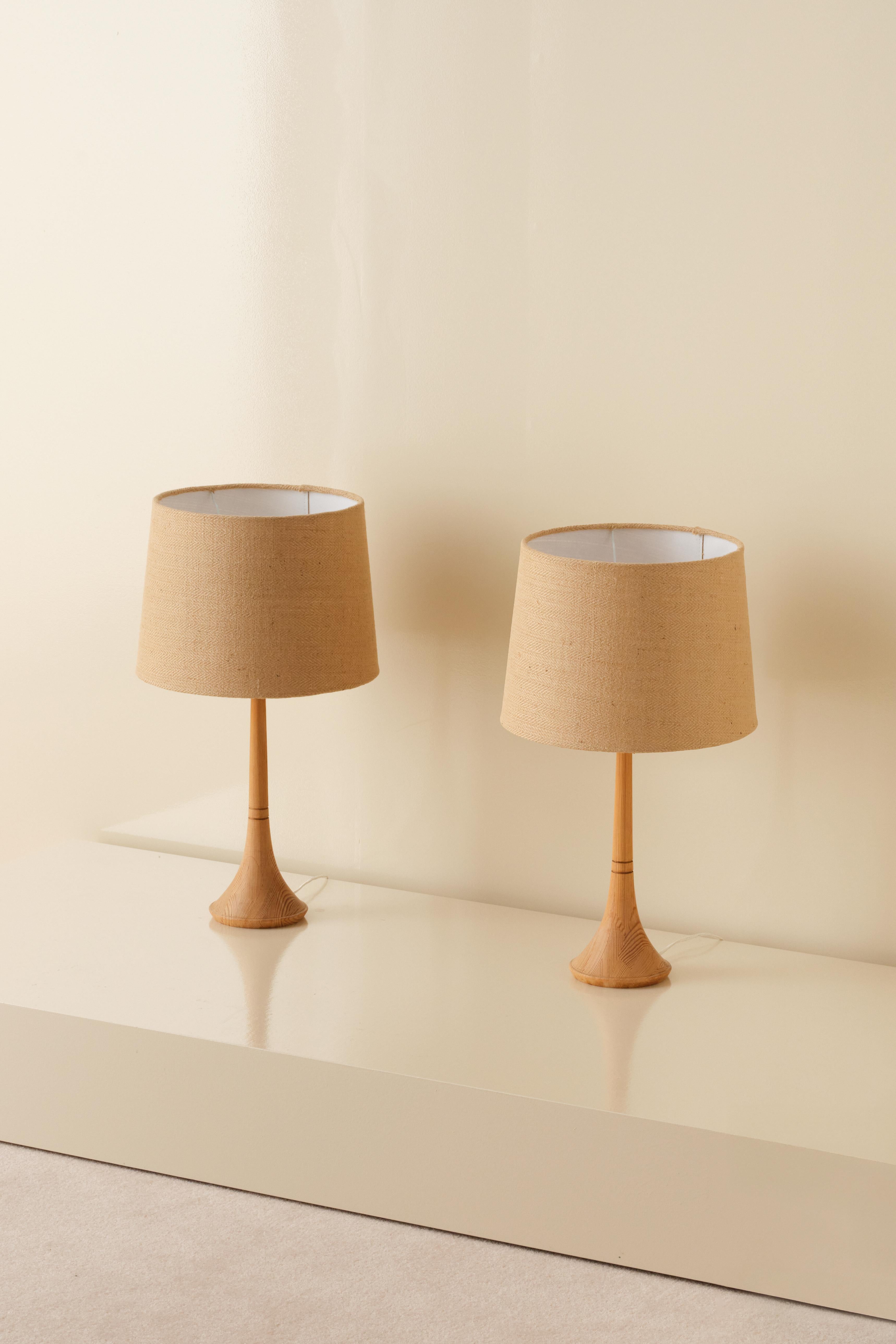 Lampes de table suédoises en pin produites dans les années 1970.
Bon état.