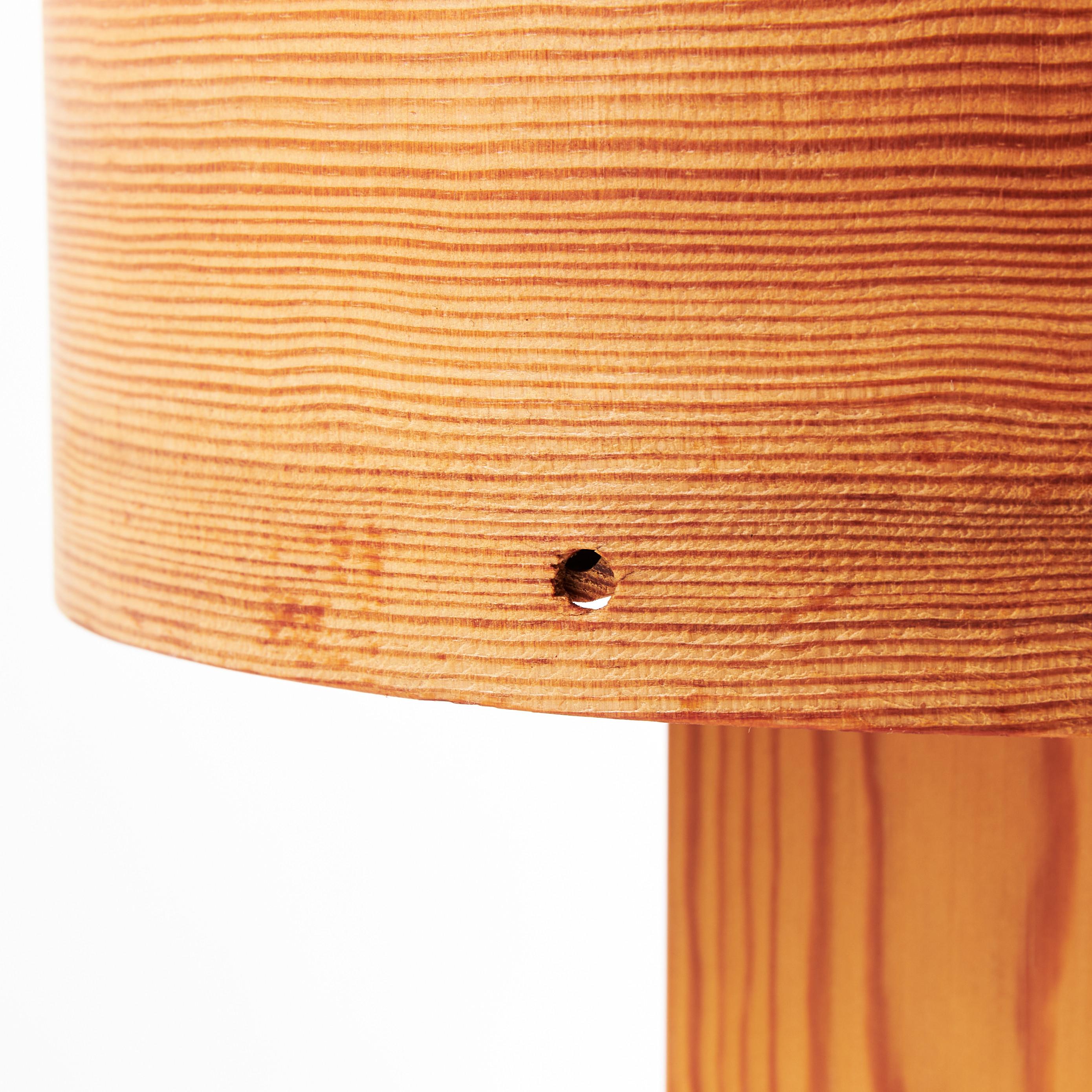 Pareja de lámparas de madera de pino con inclusiones decorativas en la base. Un modelo interesante y raro, fabricado en Francia en la década de 1970.

Buen estado general, falta un botón