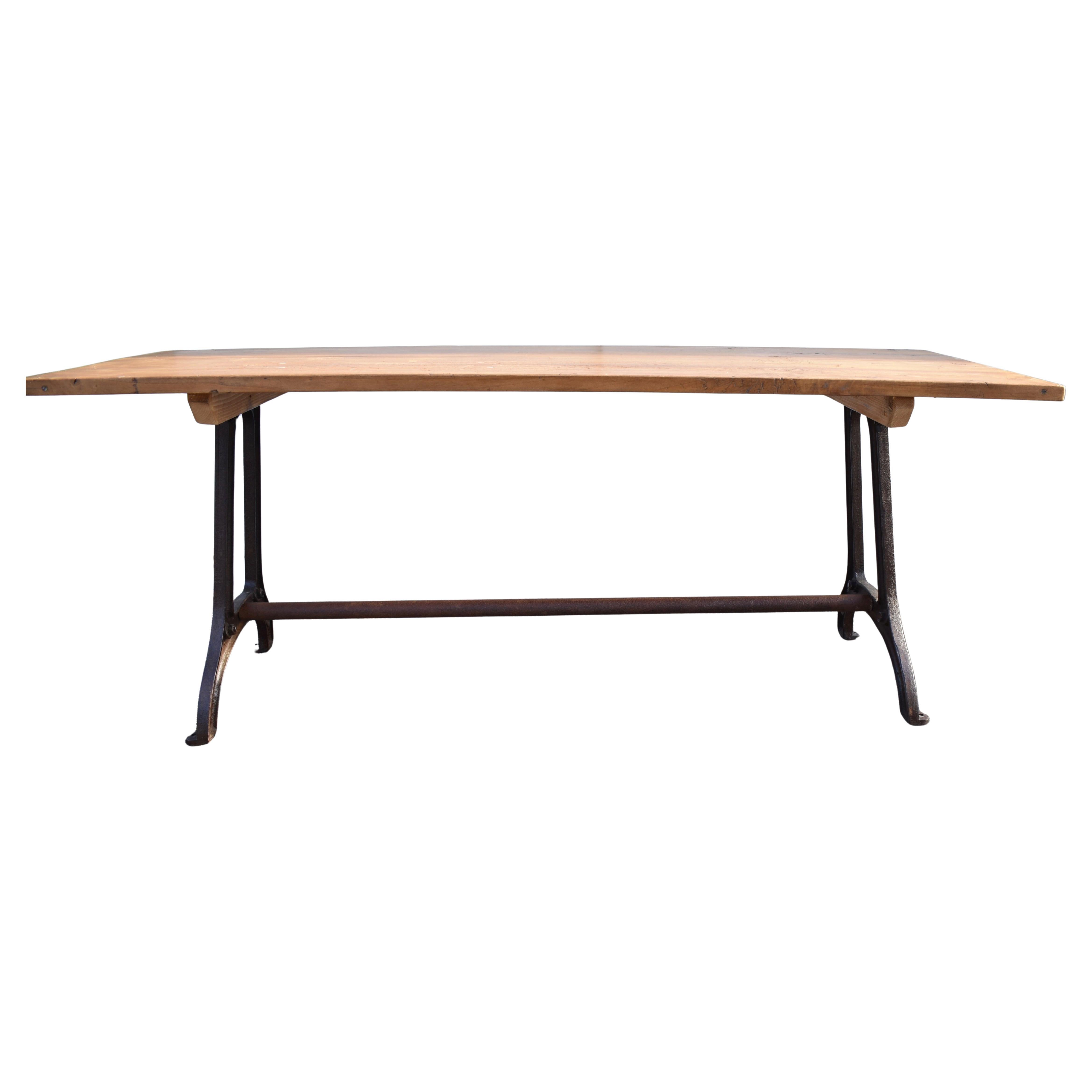 Tablero de pino sobre base industrial de hierro fundido