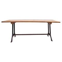 Tablero de pino sobre base industrial de hierro fundido