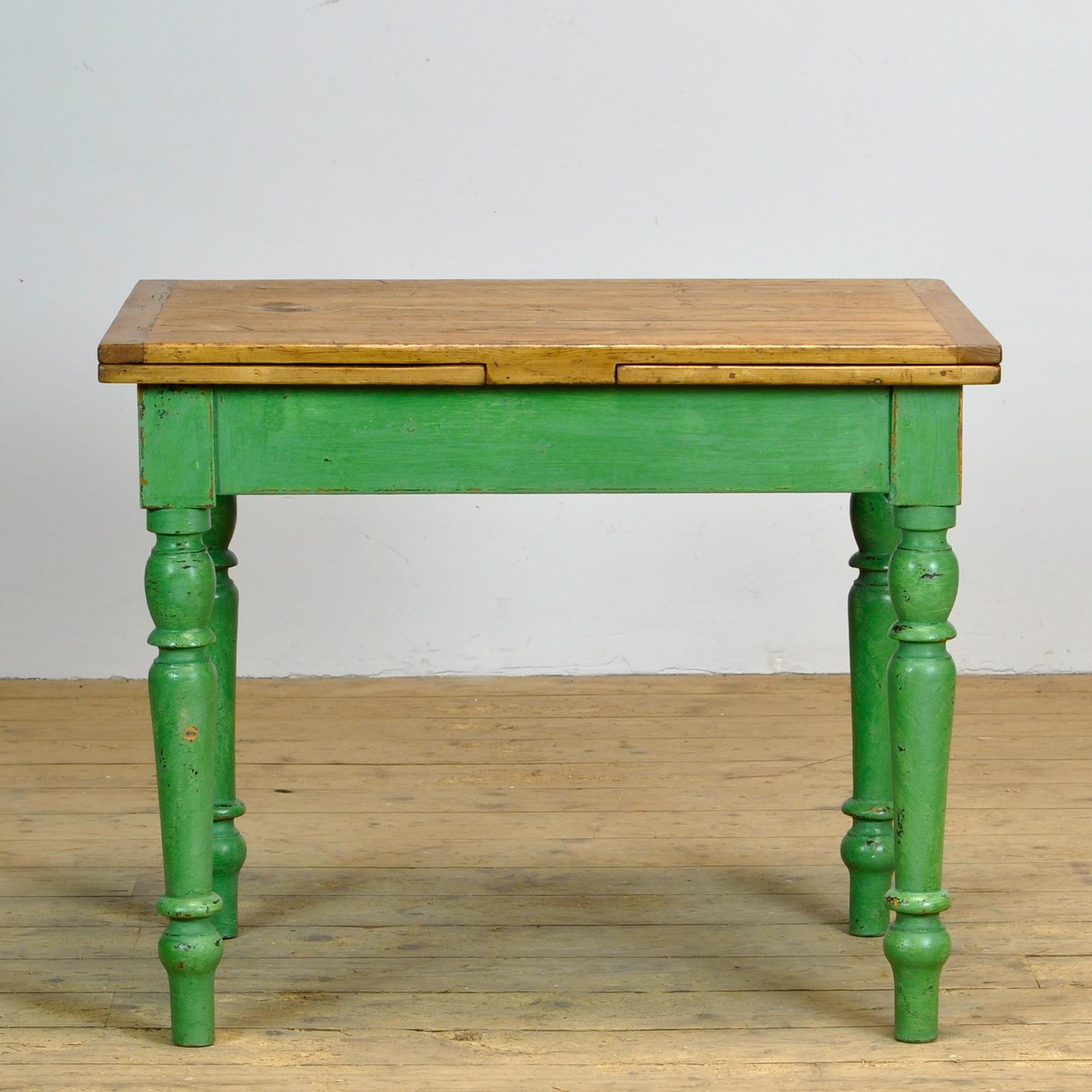 Pine table with extendable top. The table was made around 1930 and has its original green paint.
The Size of the top is 99 x 70 cm. 
The Size of the top extended is 184 x 70 cm.