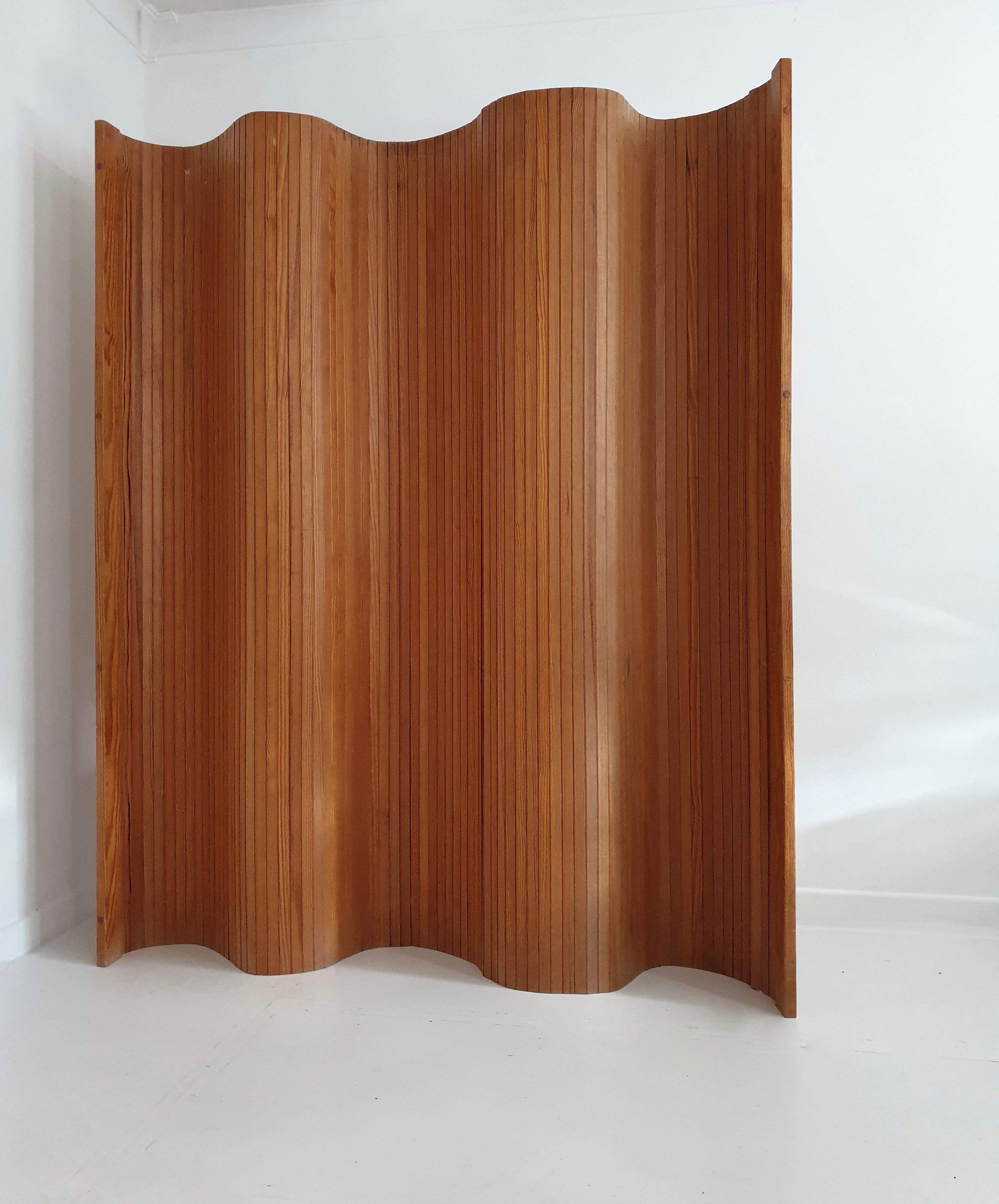 Great solid pine tambour screen in the style of Alvar Aalto, produced by Habitat in 1980s.

   
