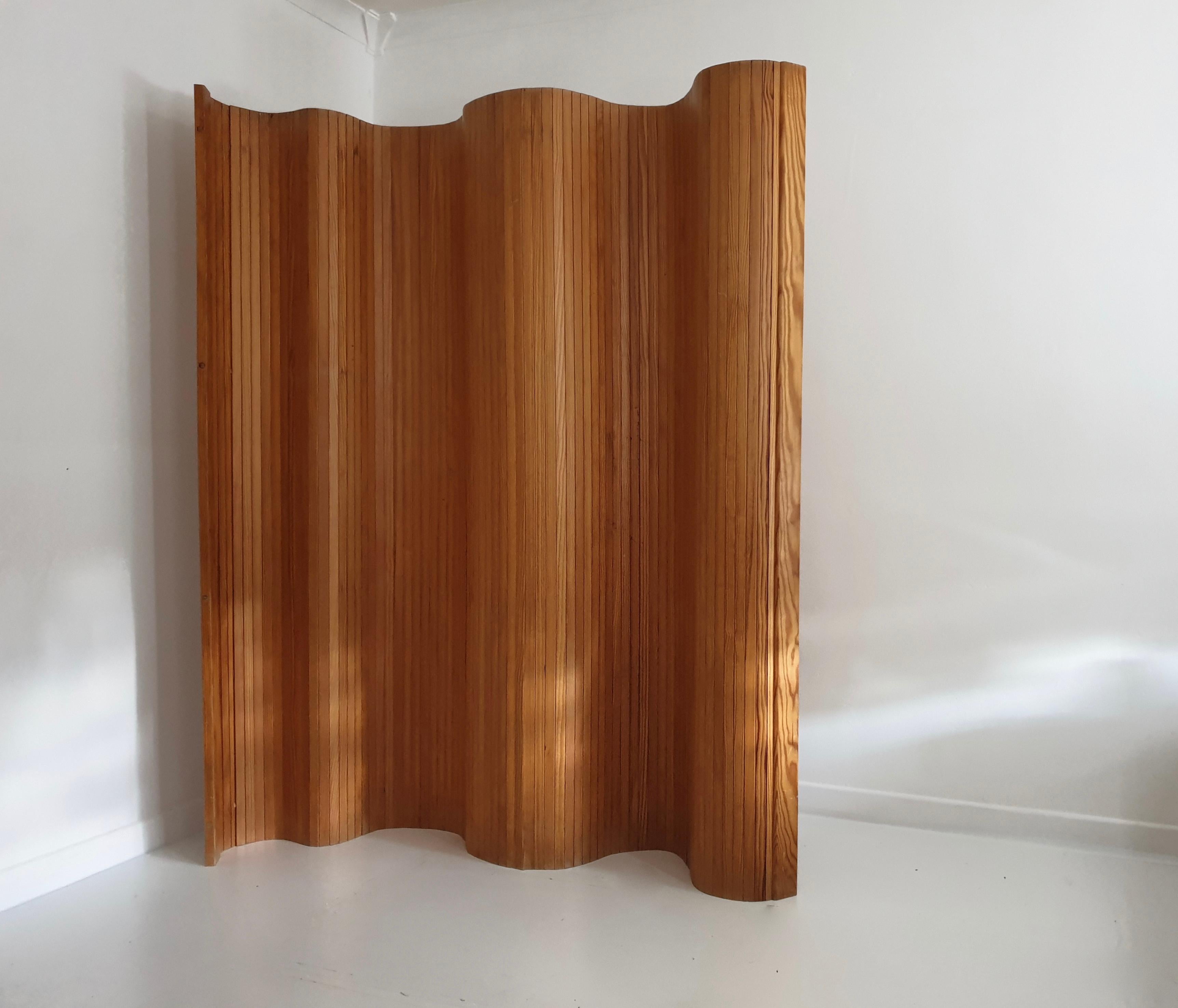 British Pine Tambour Room Divider / Screen in the Manner of Aalto by Habitat, circa 1980