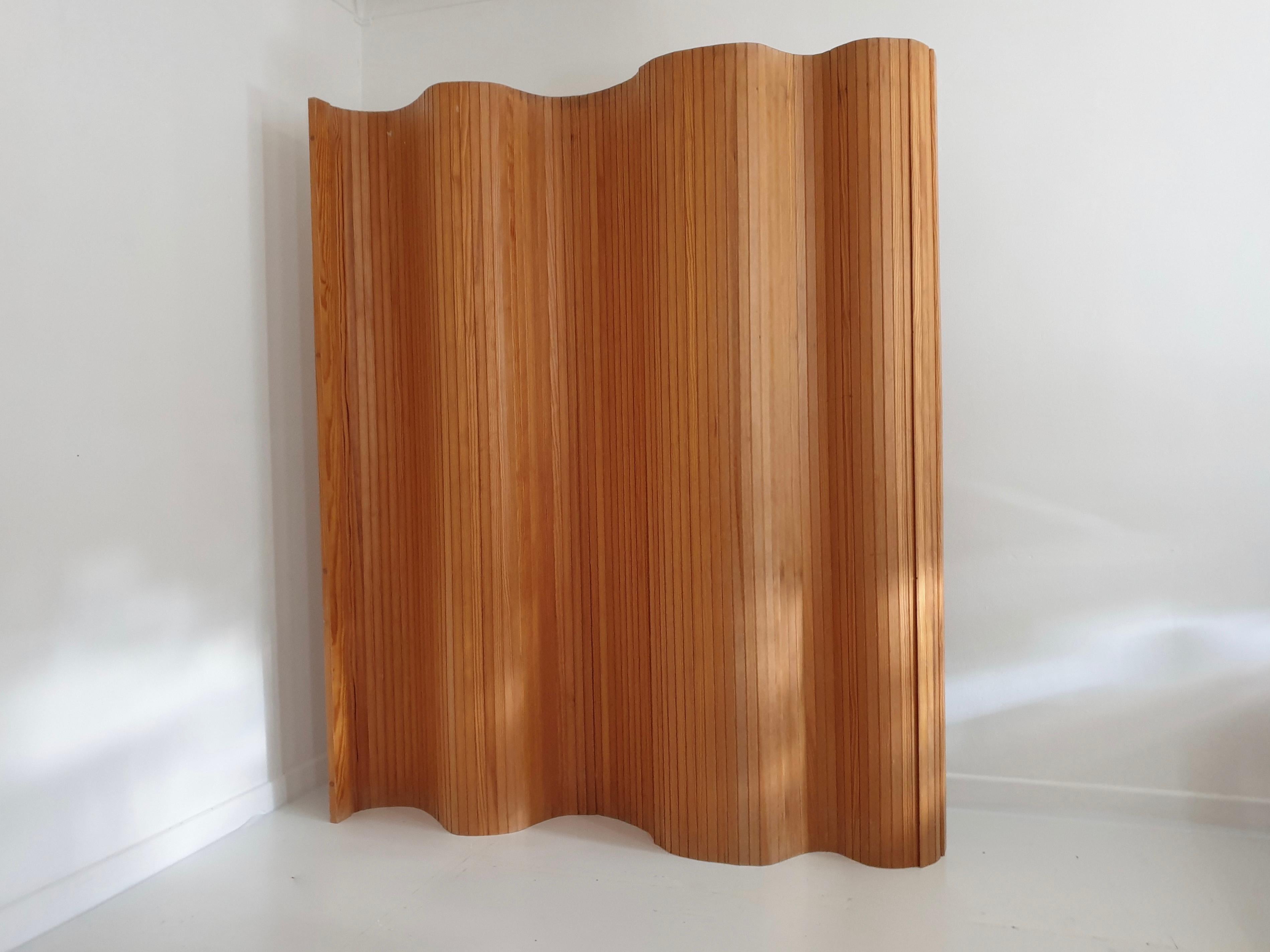 Pine Tambour Room Divider / Screen in the Manner of Aalto by Habitat, circa 1980 In Fair Condition In London, GB