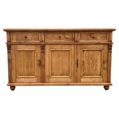 Credenza in pino a tre ante e tre cassetti, riproduzione
