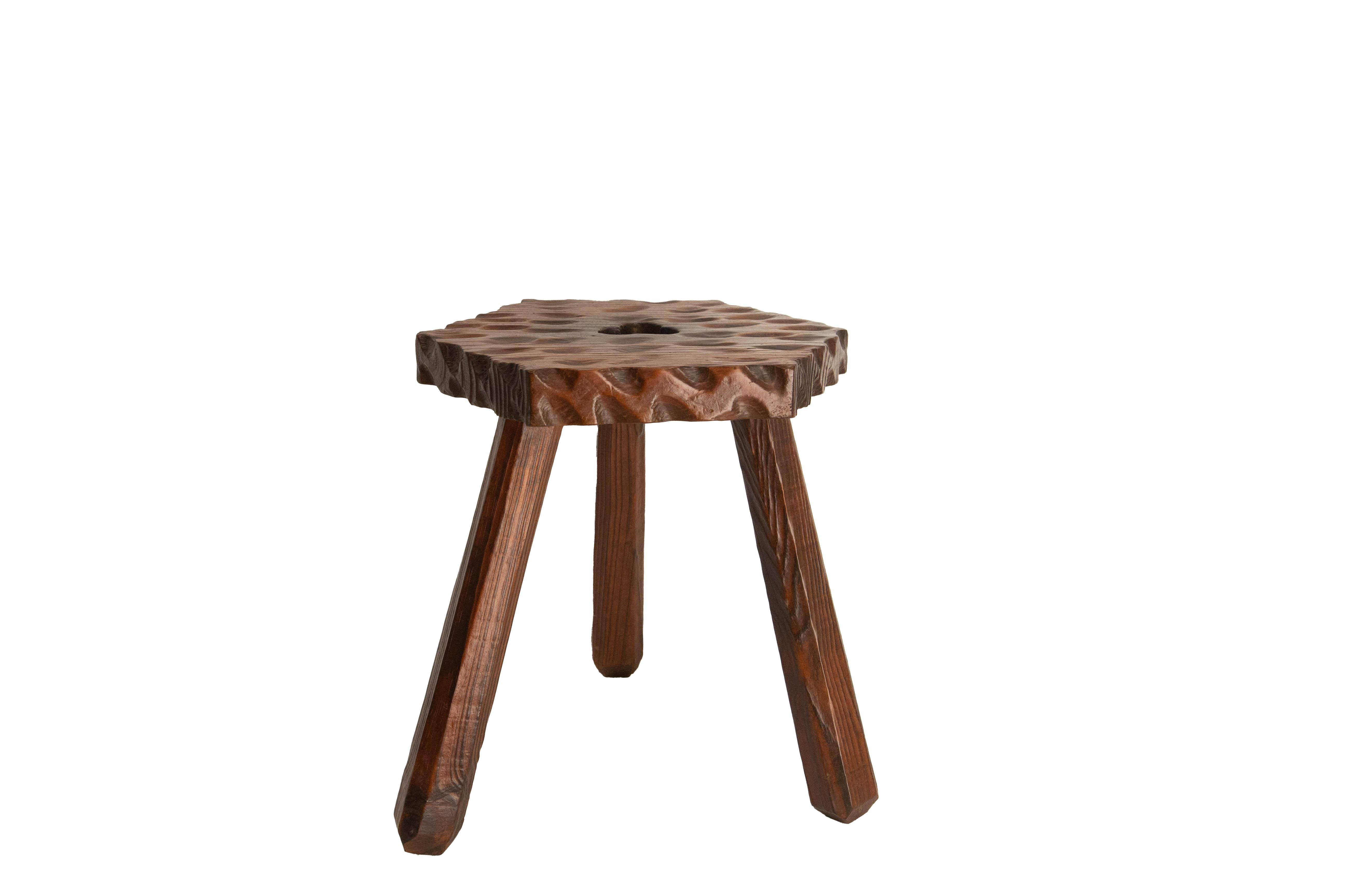 Spanish three legs stool in massive pine. A glove in the hexagonal top.
Good condition solid and sturdy.

Shipping:
36/29 H10 cm 2.2 kg