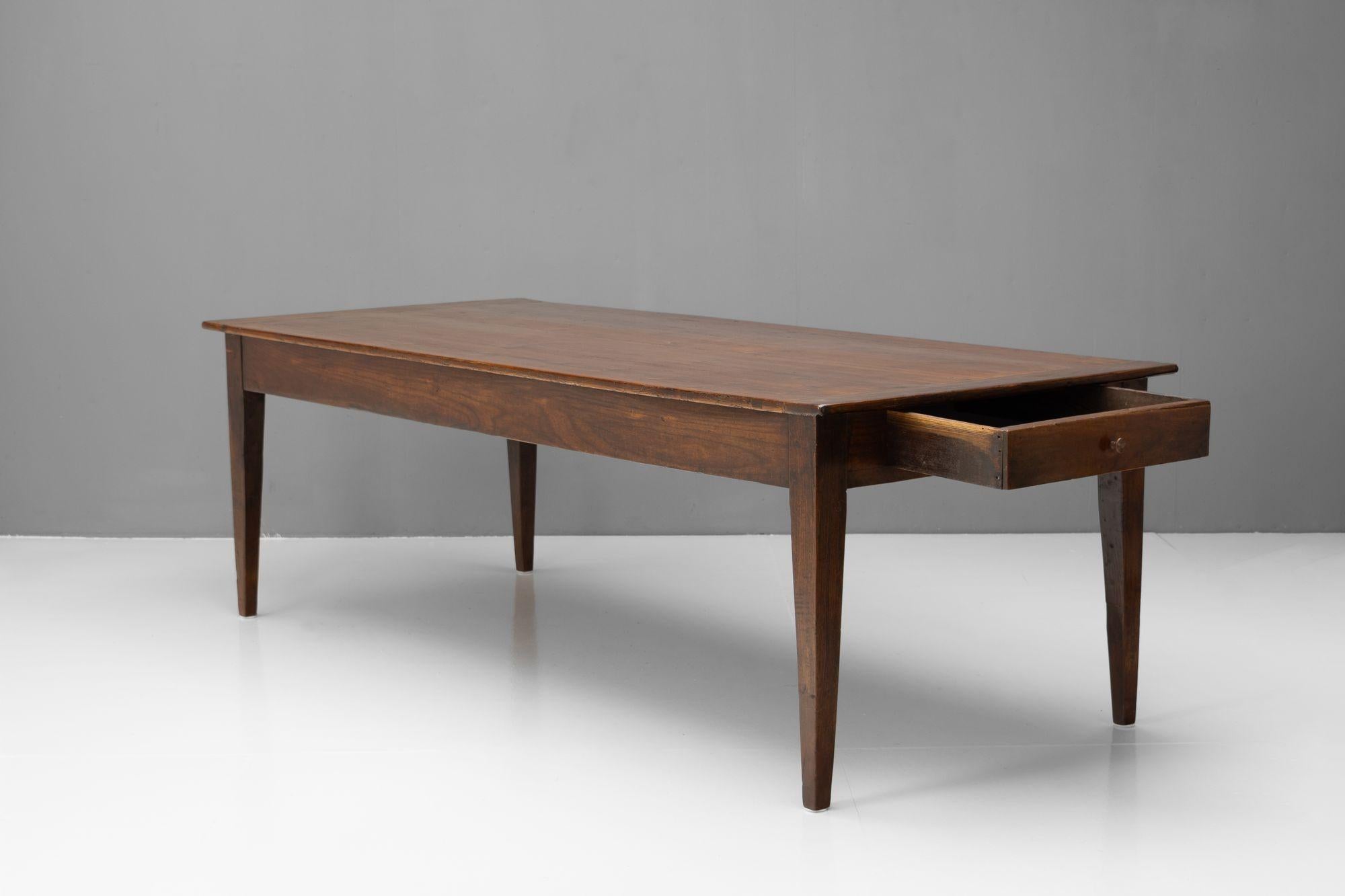Tavolo da fattoria francese con piano in pino lucido su base in ciliegio e cassetto singolo a un'estremità. Circa 1880.

H. H. 79cm (AH 61cm) x L. 237cm x P. 103cm
