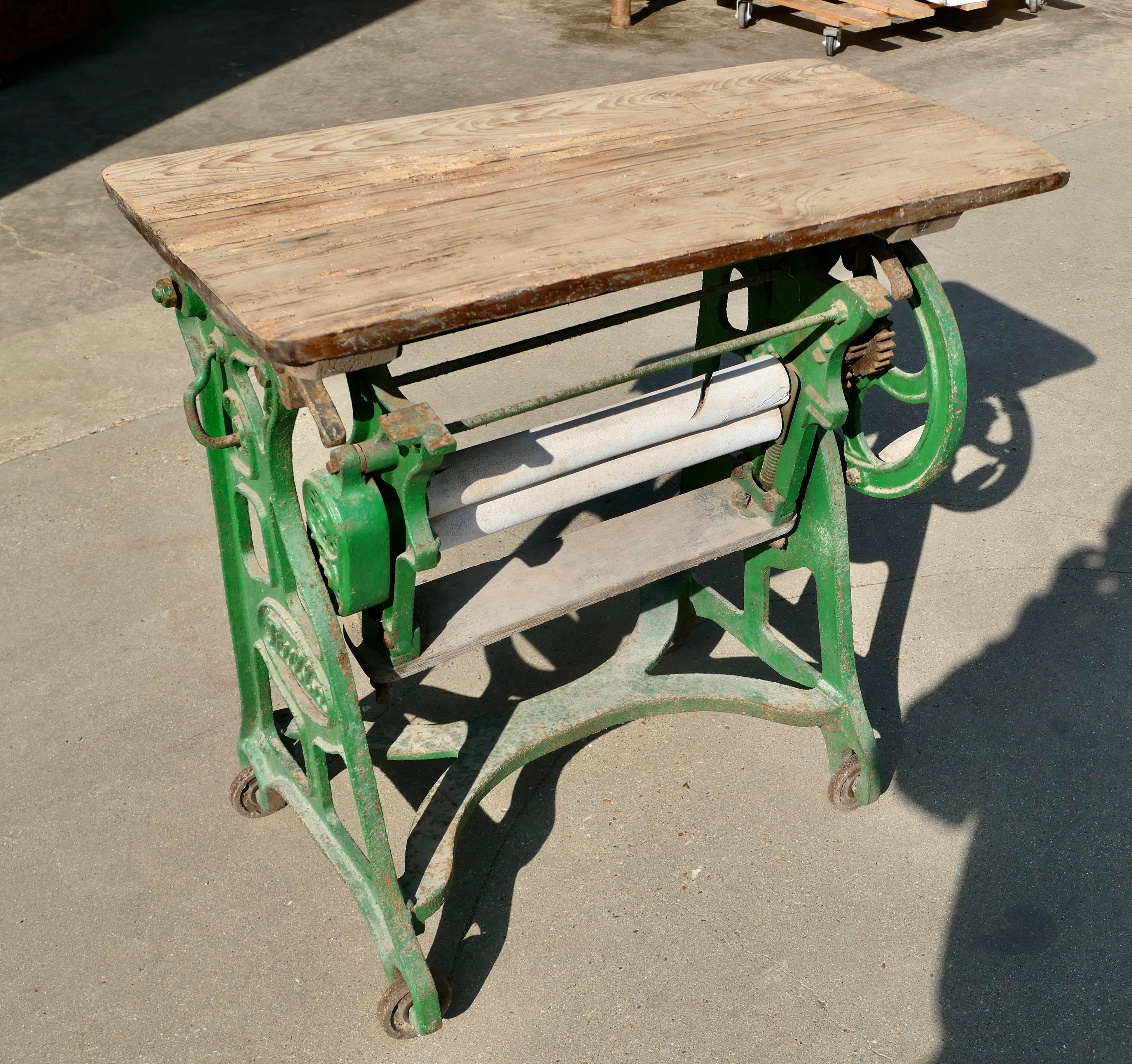 Industriel Table de jardin industrielle en pin ou en fonte  Un grand morceau d'histoire en vente