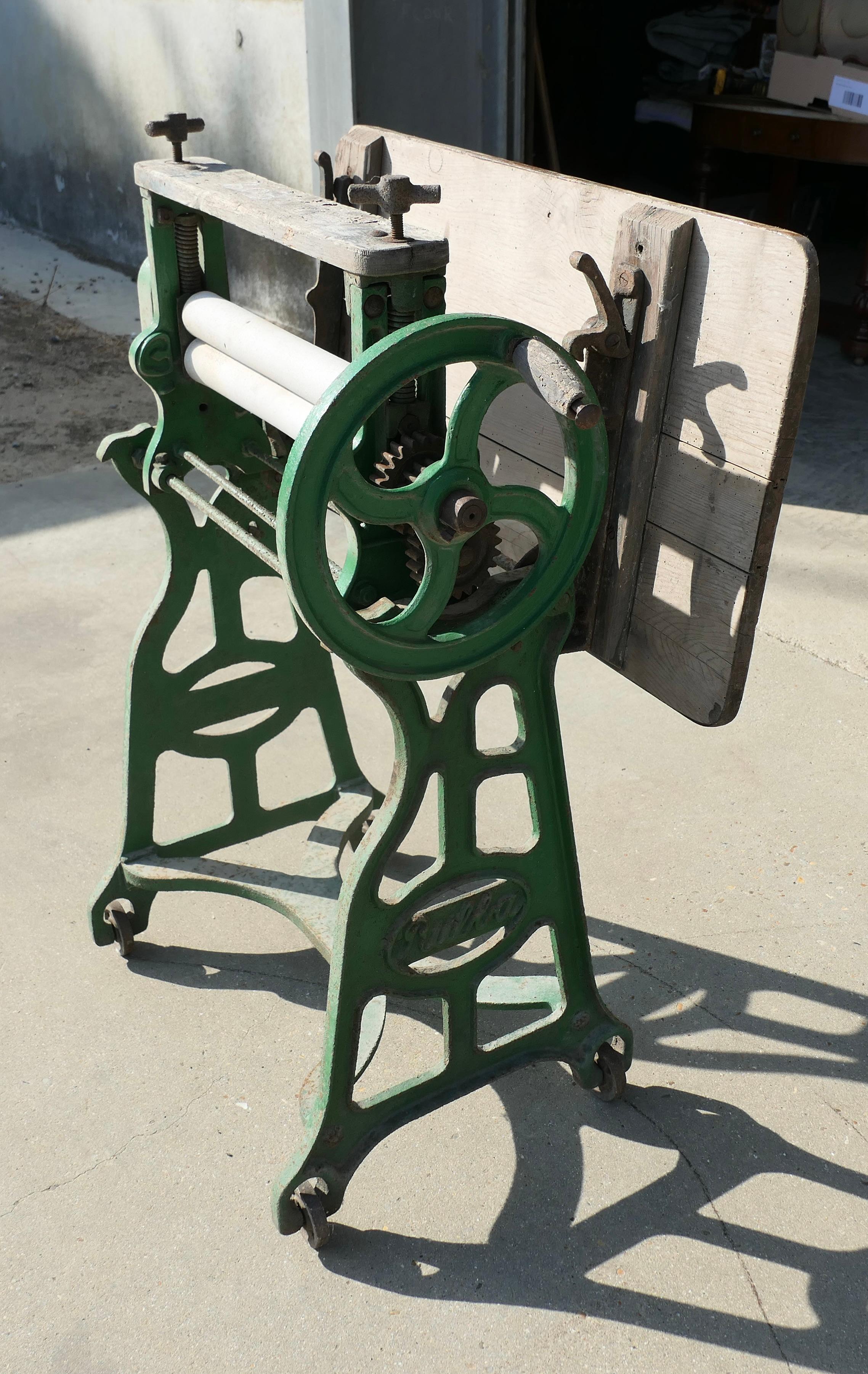 Table de jardin industrielle en pin ou en fonte  Un grand morceau d'histoire Bon état - En vente à Godshill, Isle of Wight