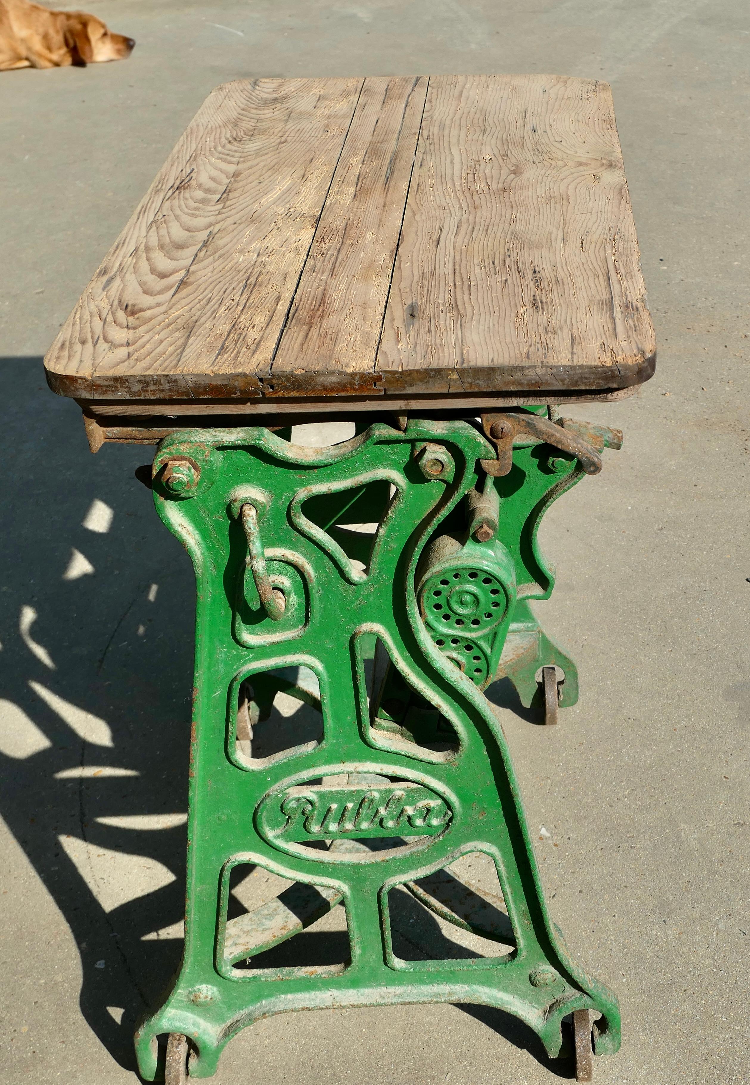 Début du 20ème siècle Table de jardin industrielle en pin ou en fonte  Un grand morceau d'histoire en vente