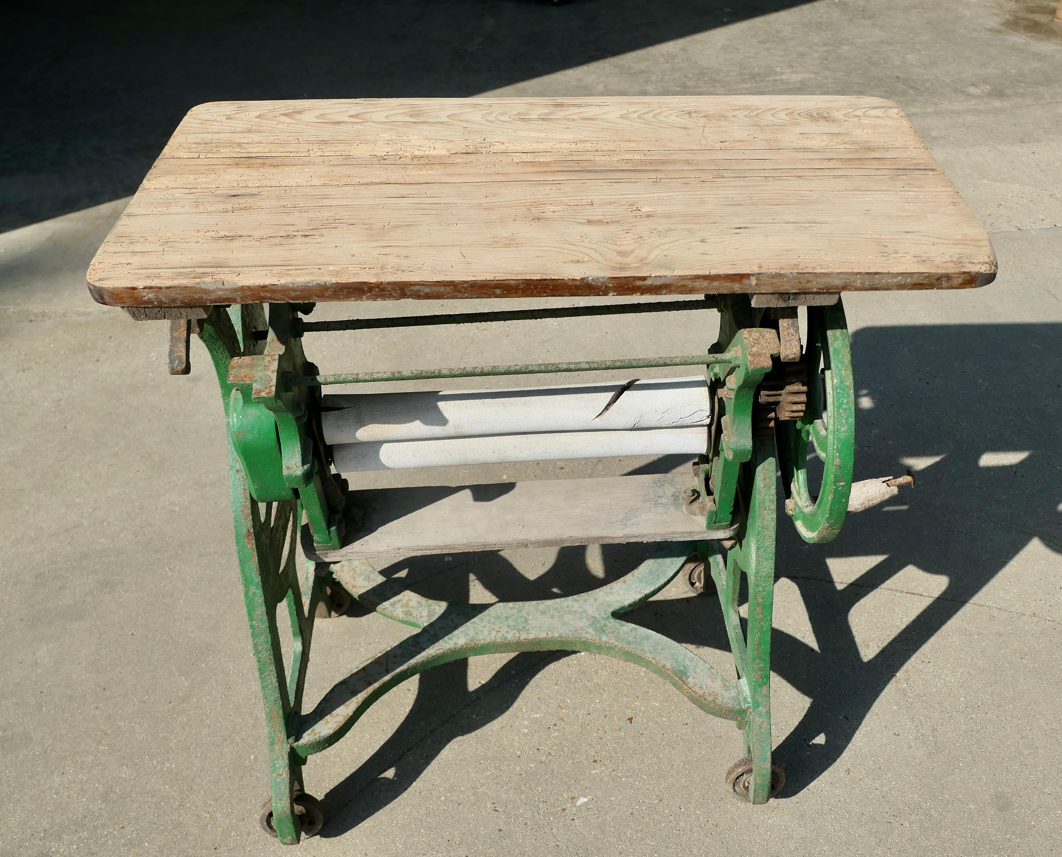 Fer Table de jardin industrielle en pin ou en fonte  Un grand morceau d'histoire en vente