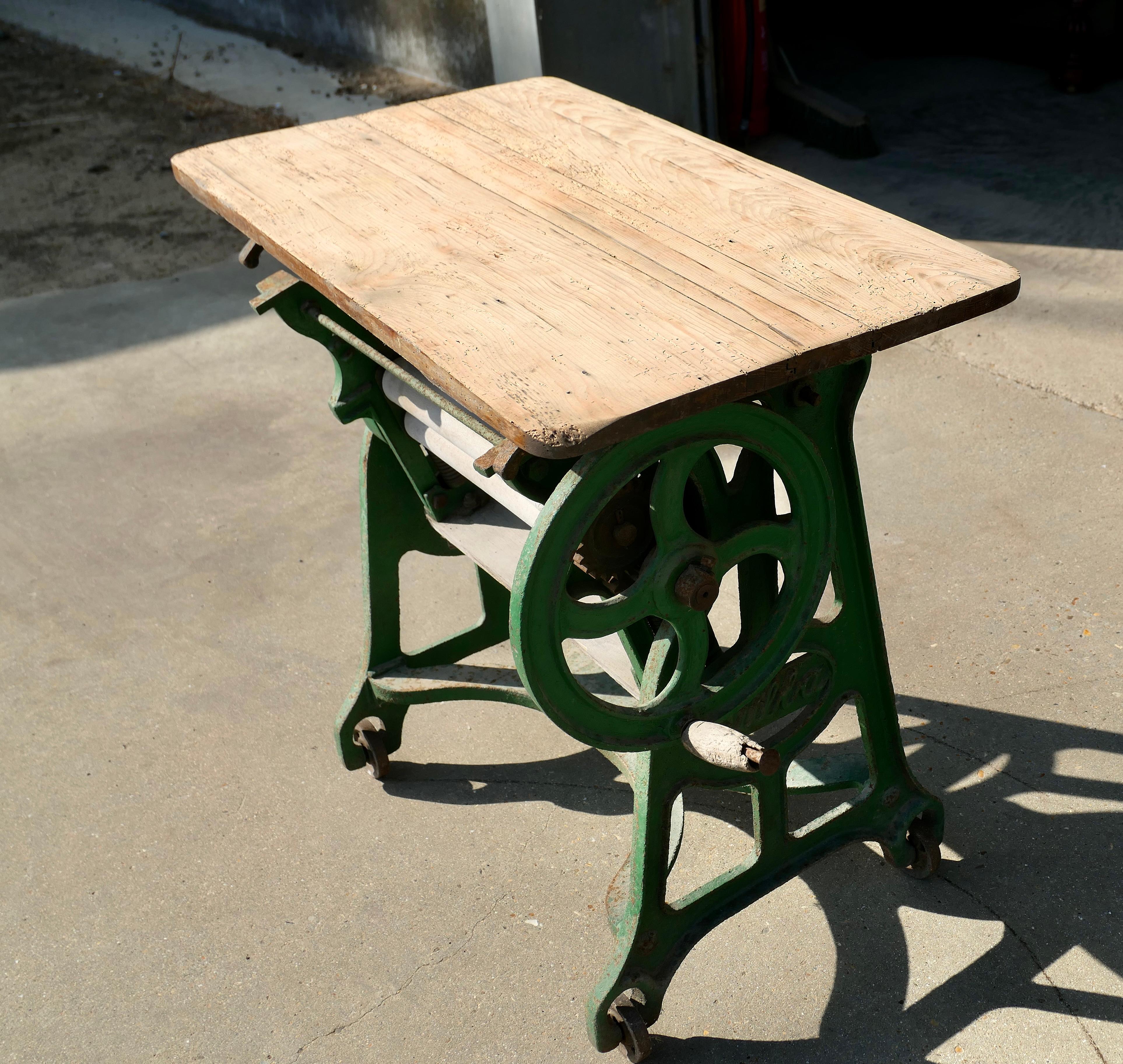 Table de jardin industrielle en pin ou en fonte  Un grand morceau d'histoire en vente 1