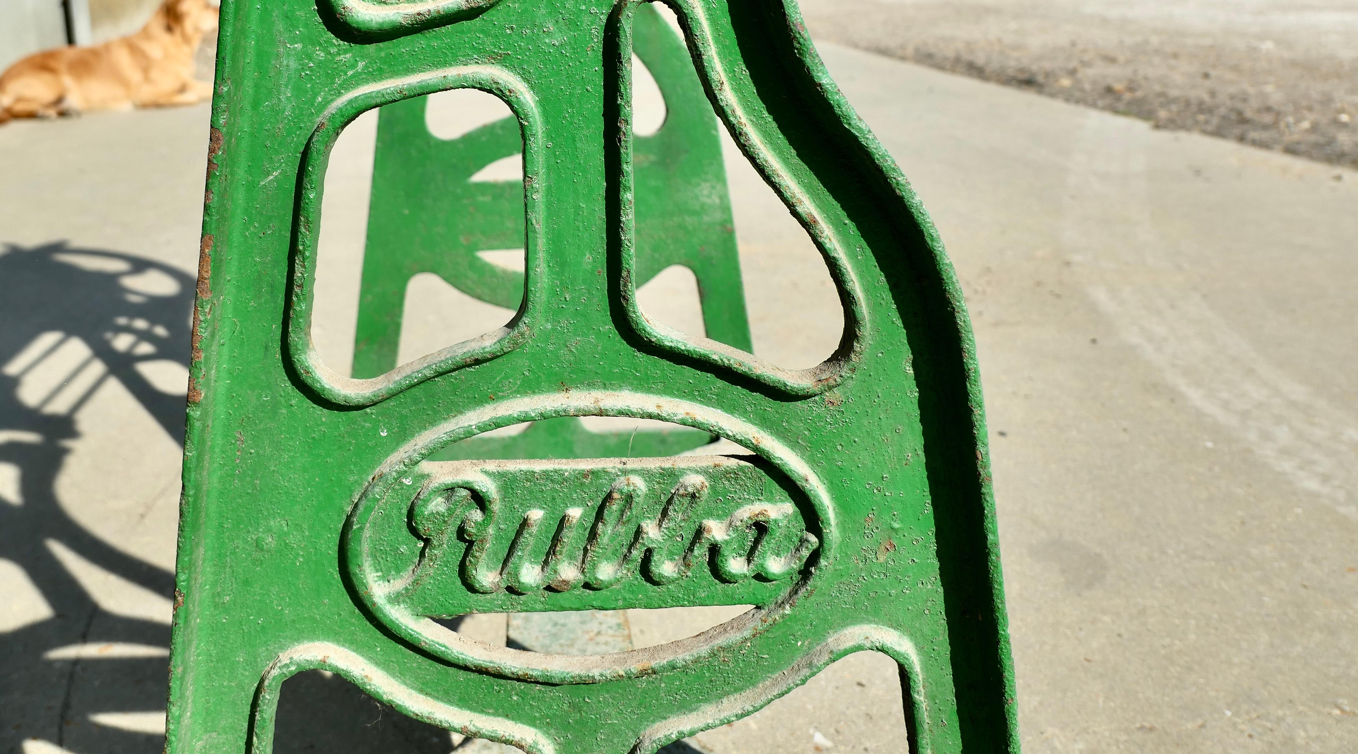 Table de jardin industrielle en pin ou en fonte  Un grand morceau d'histoire en vente 2