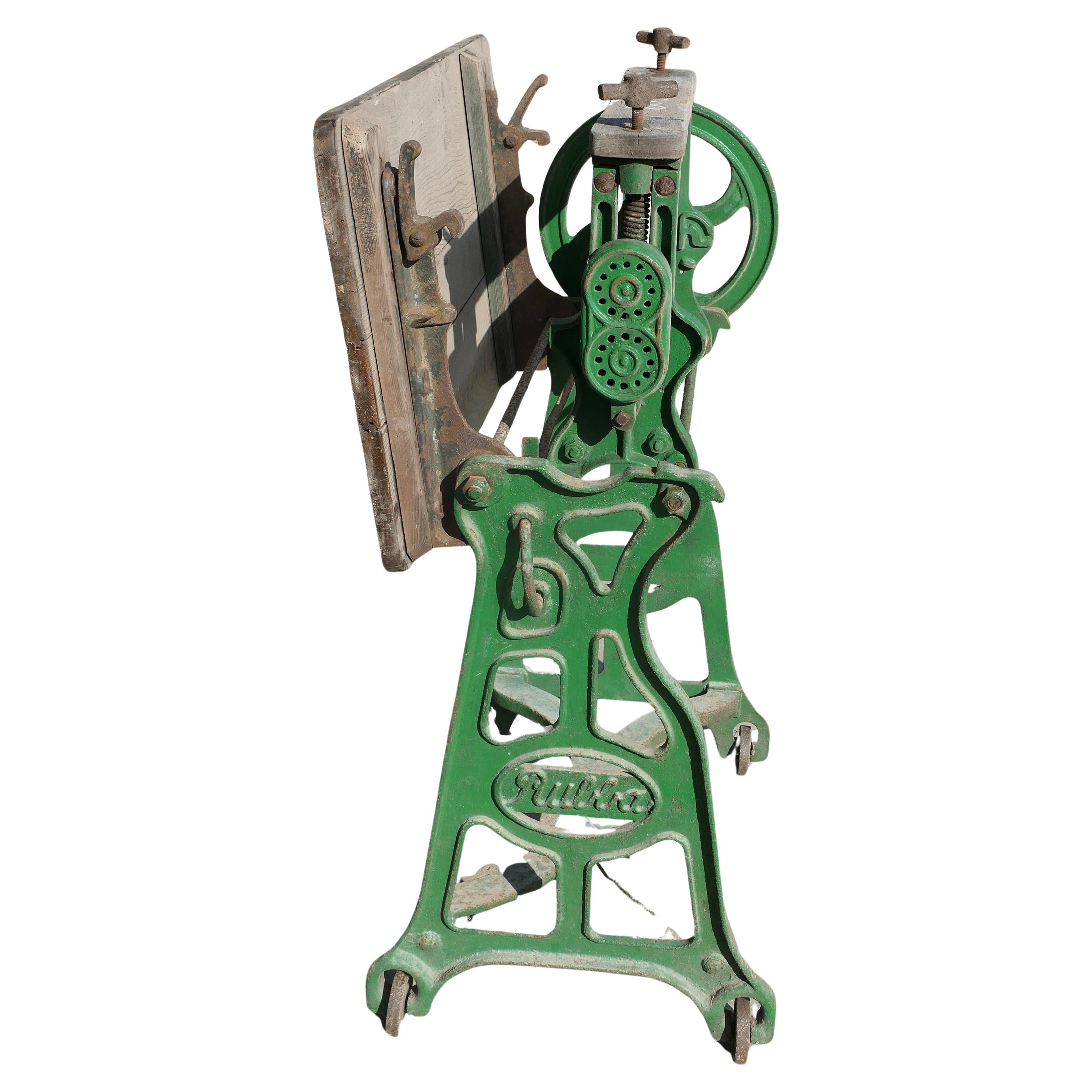 Table de jardin industrielle en pin ou en fonte  Un grand morceau d'histoire en vente