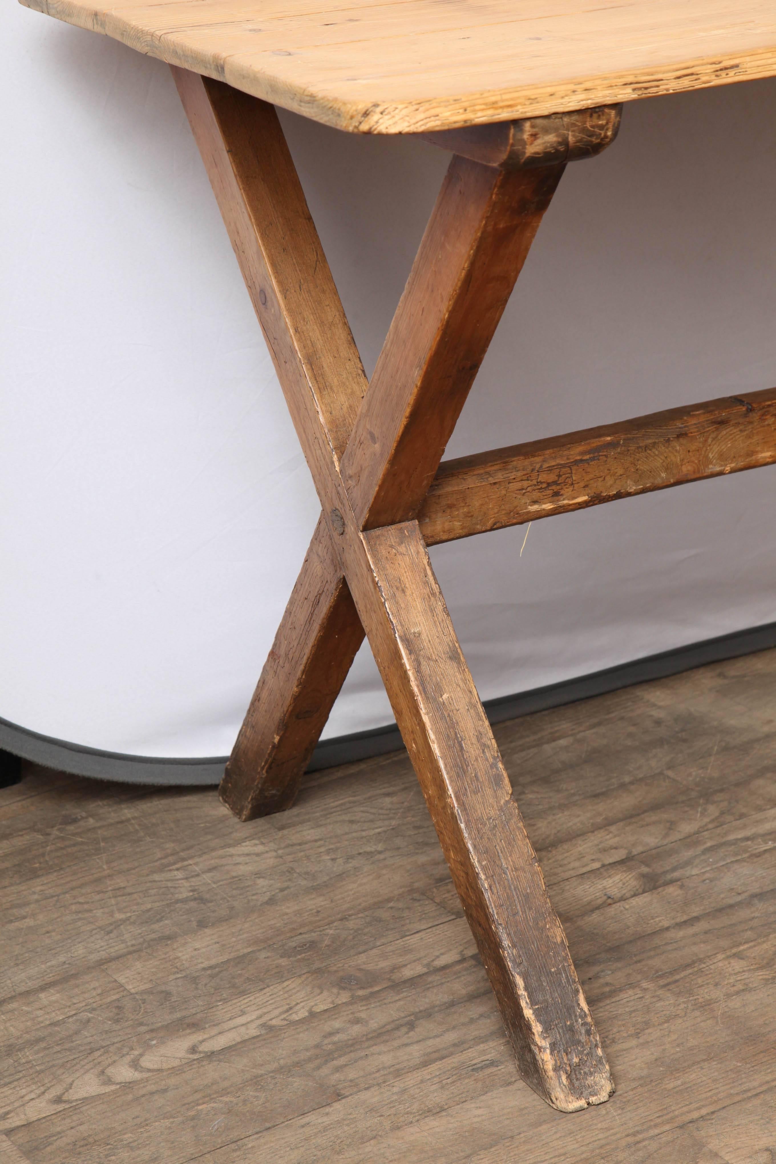 Mesa auxiliar de caballete de pino, seleccionada a mano por los compradores de Ann-Morris, Inc.