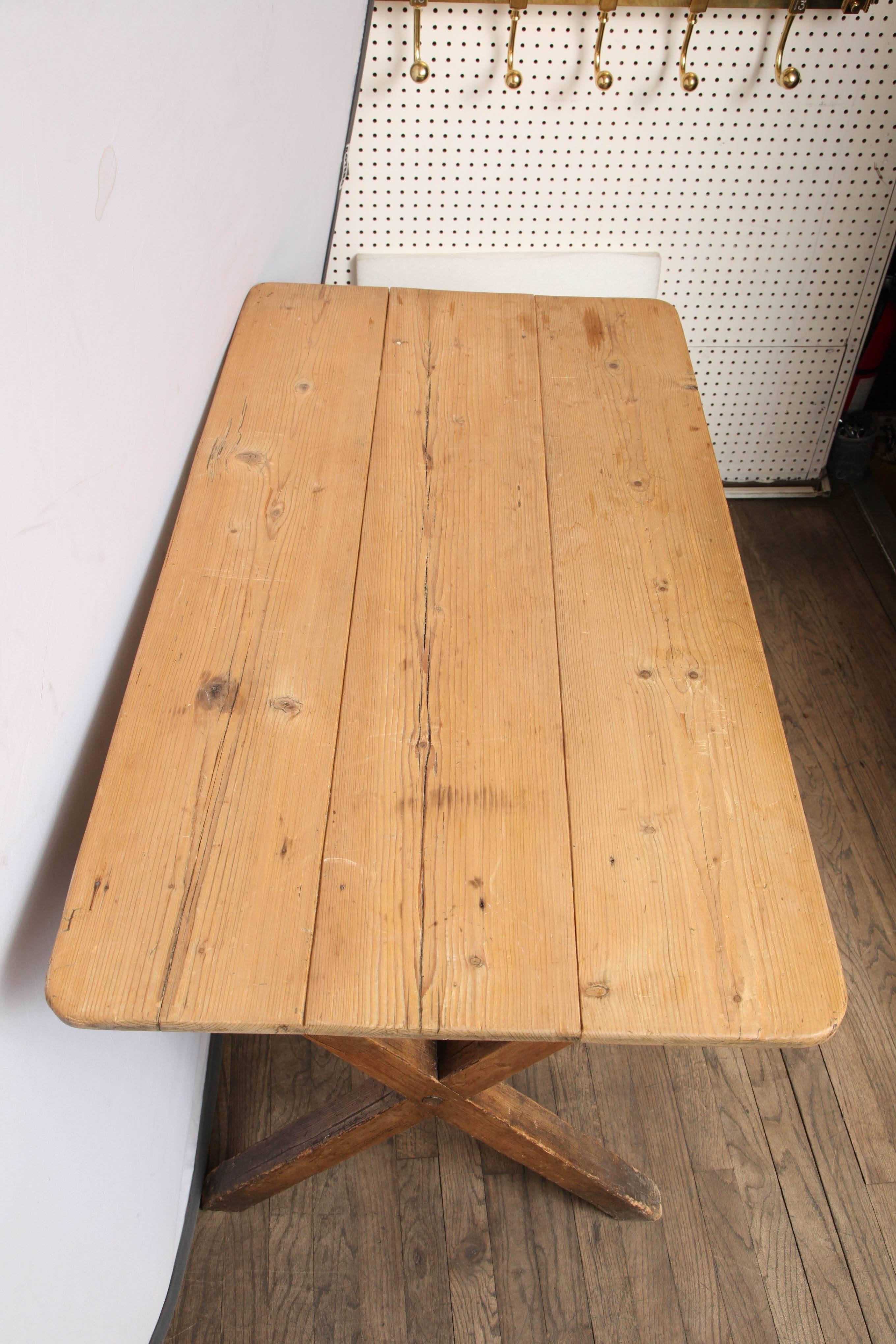 Mesa auxiliar de caballete de pino Británico en venta