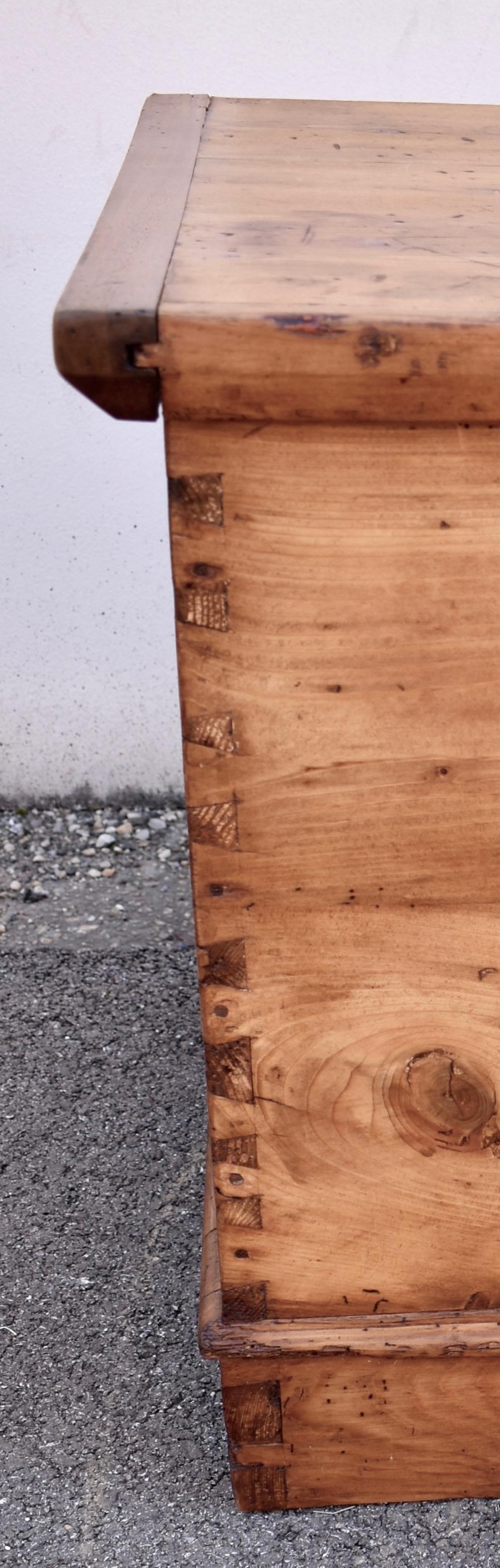 Truhe oder Deckentruhe aus Kiefernholz im Angebot 4