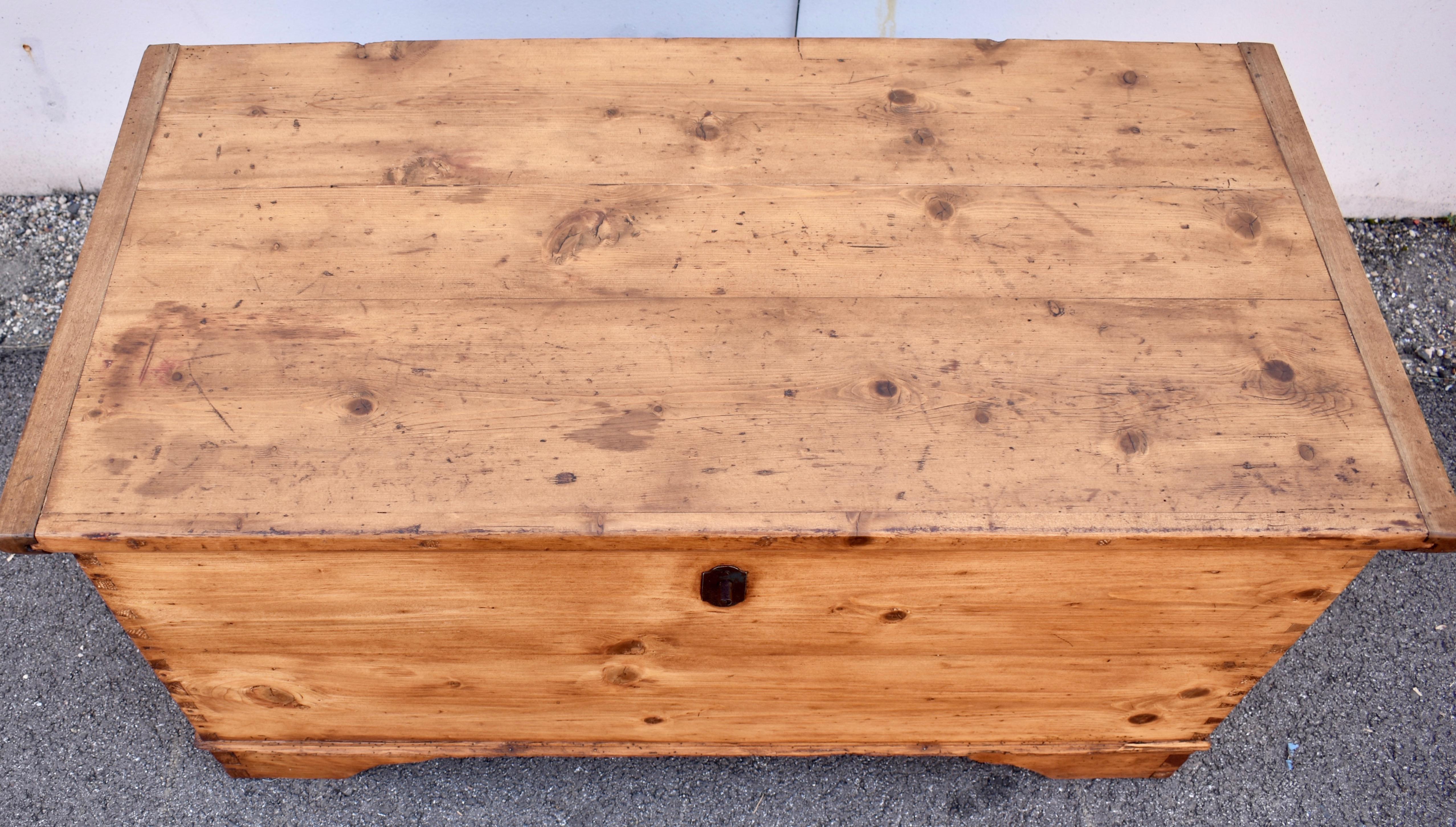 Truhe oder Deckentruhe aus Kiefernholz im Angebot 6