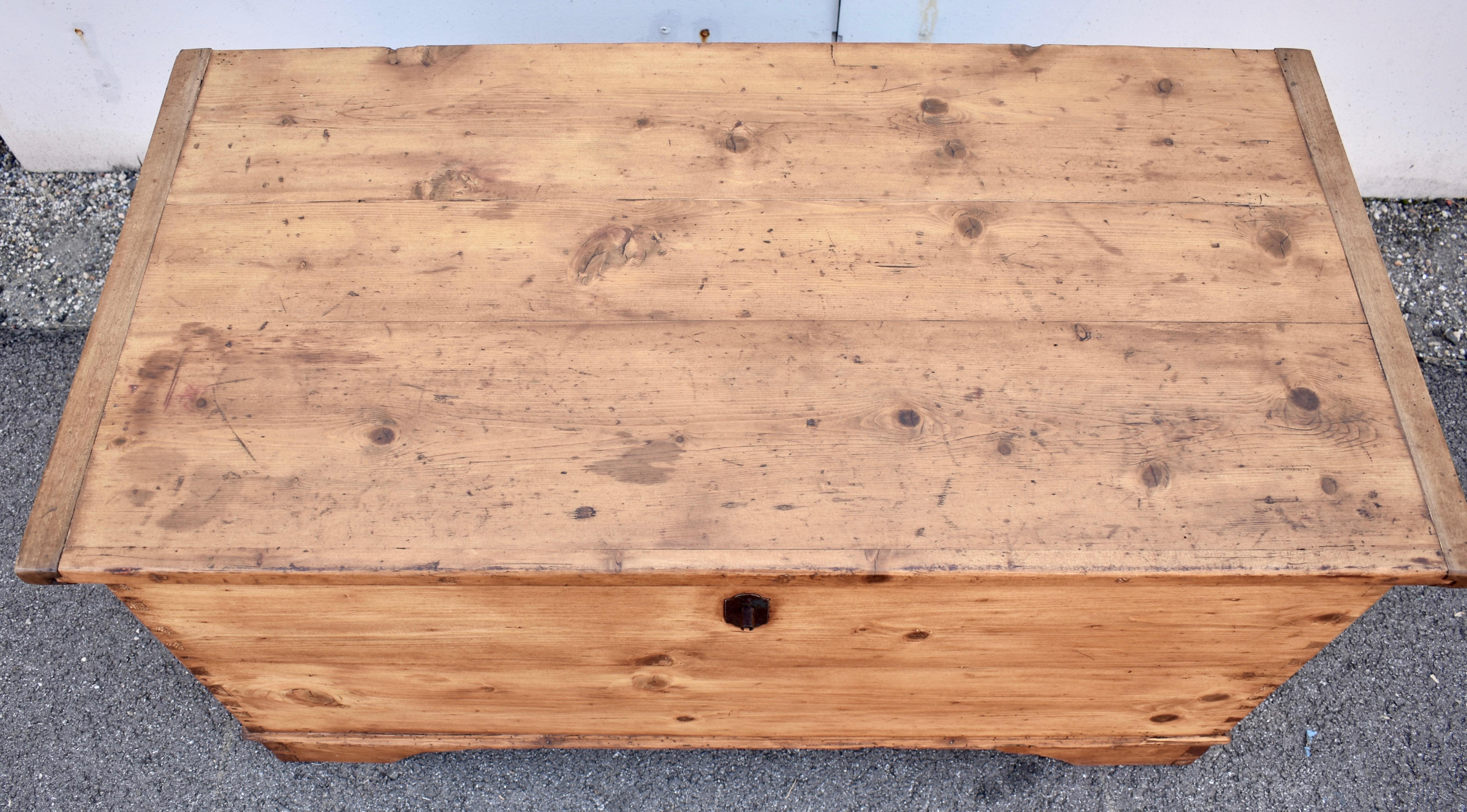 Truhe oder Deckentruhe aus Kiefernholz im Angebot 7