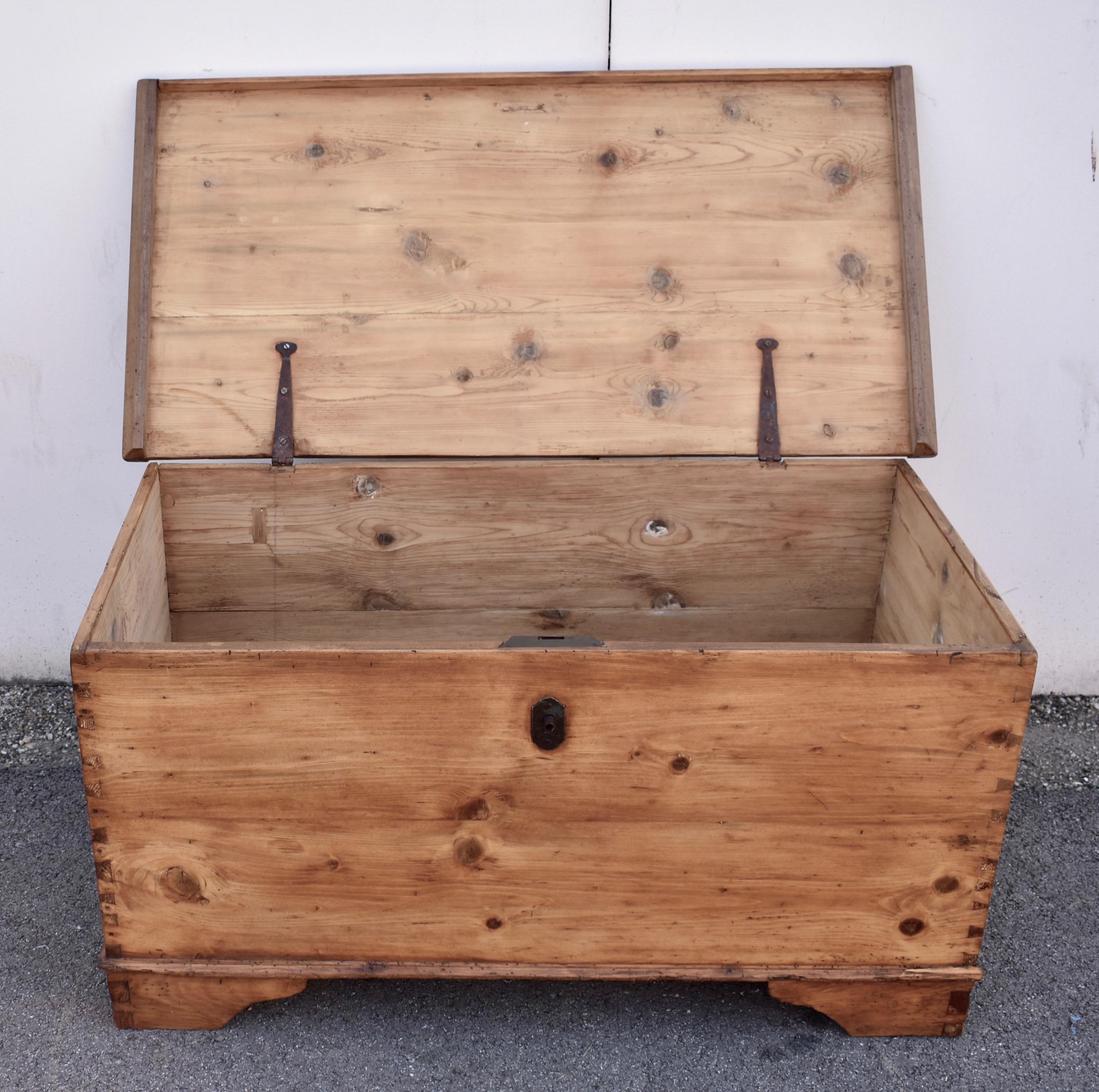 Truhe oder Deckentruhe aus Kiefernholz im Angebot 8