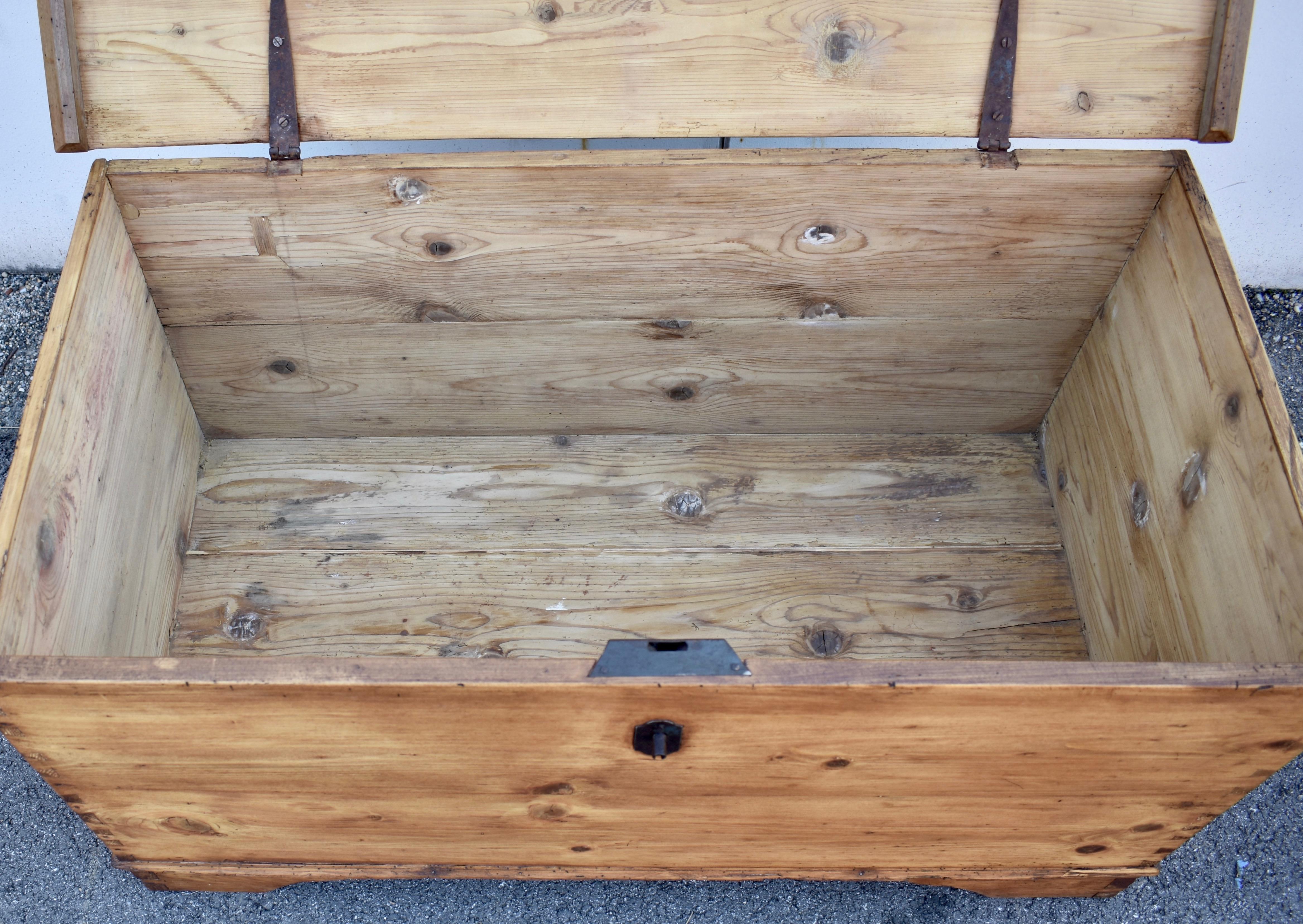 Truhe oder Deckentruhe aus Kiefernholz im Angebot 9