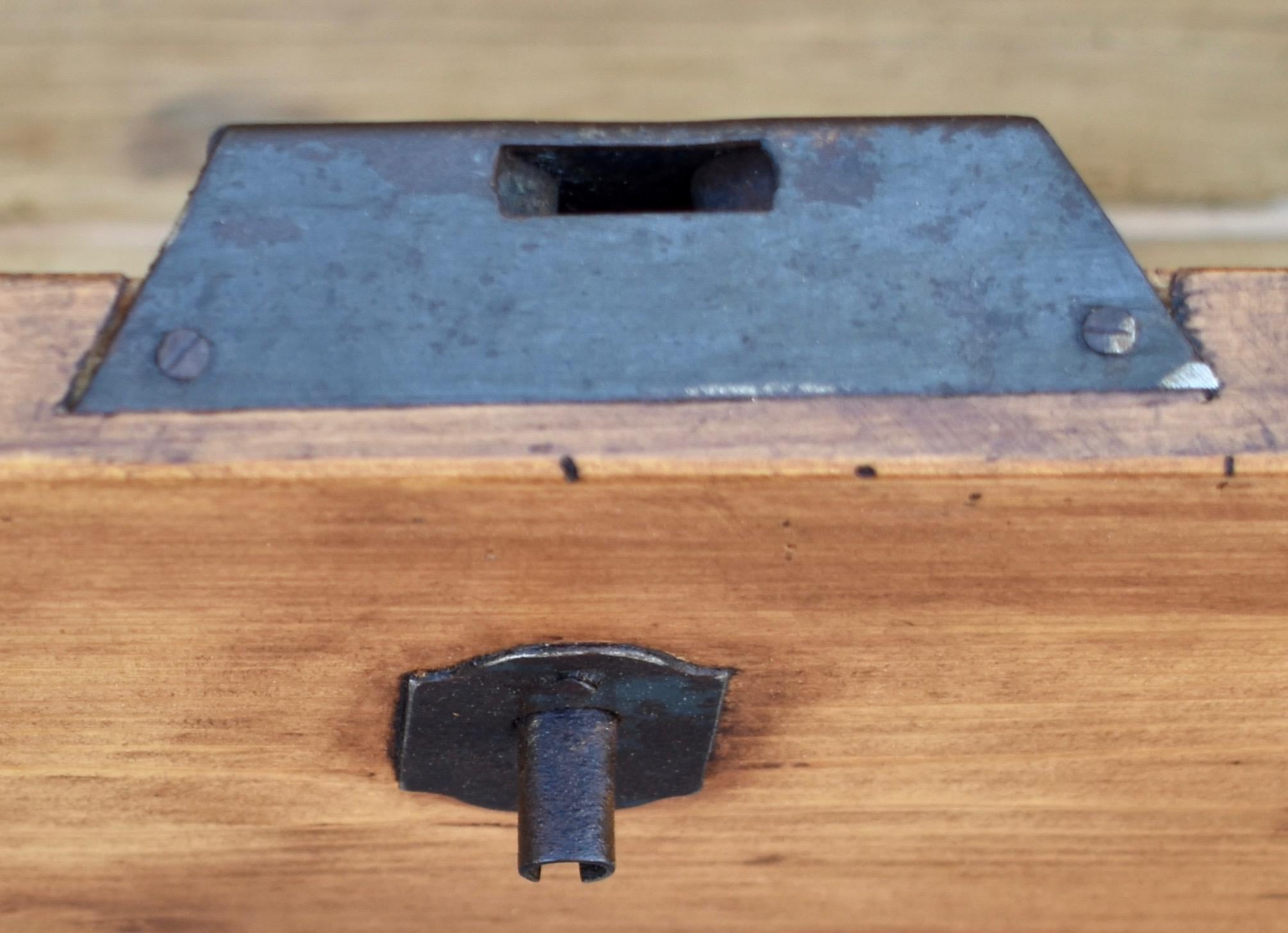 Truhe oder Deckentruhe aus Kiefernholz im Angebot 12