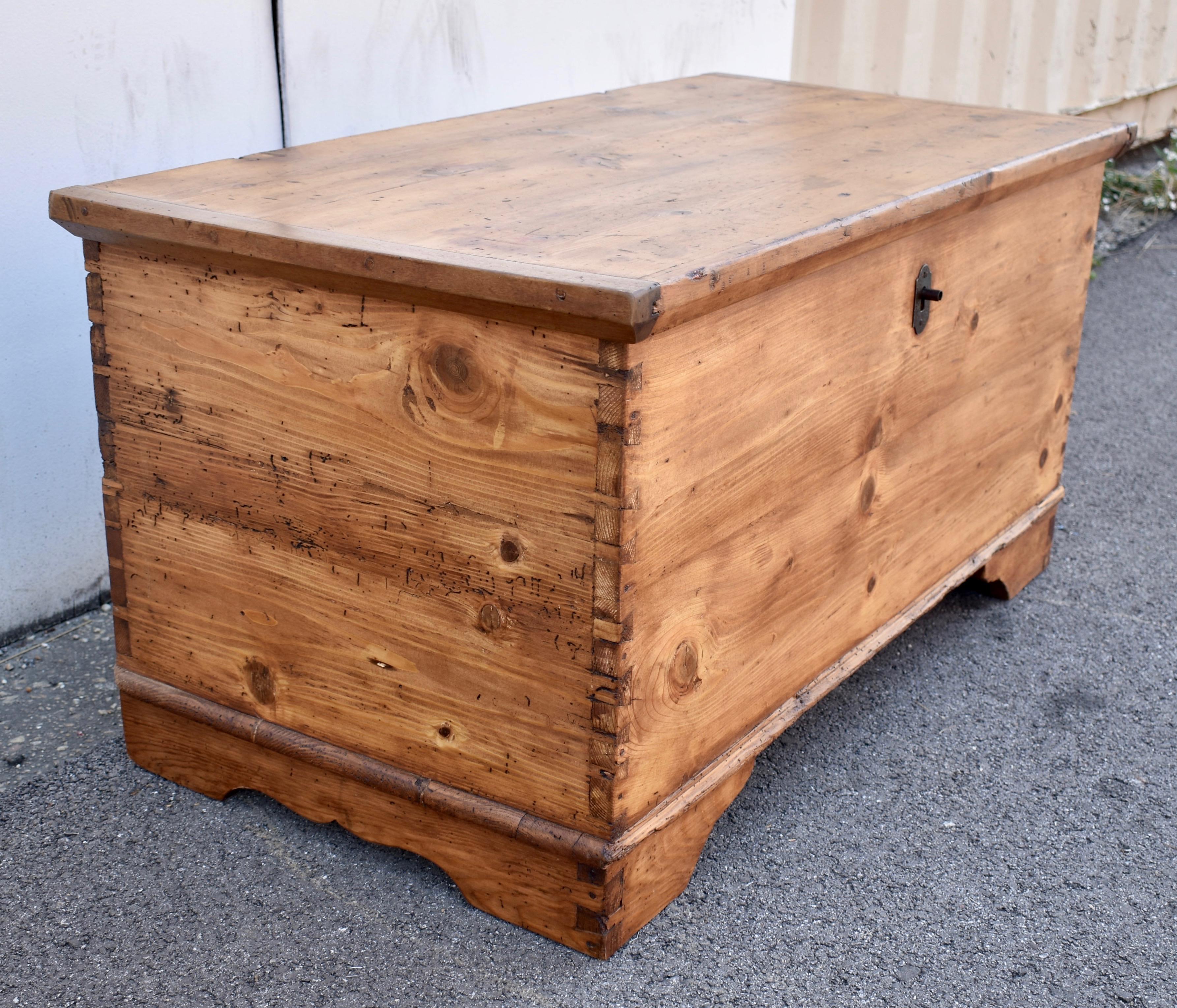 Truhe oder Deckentruhe aus Kiefernholz (Land) im Angebot