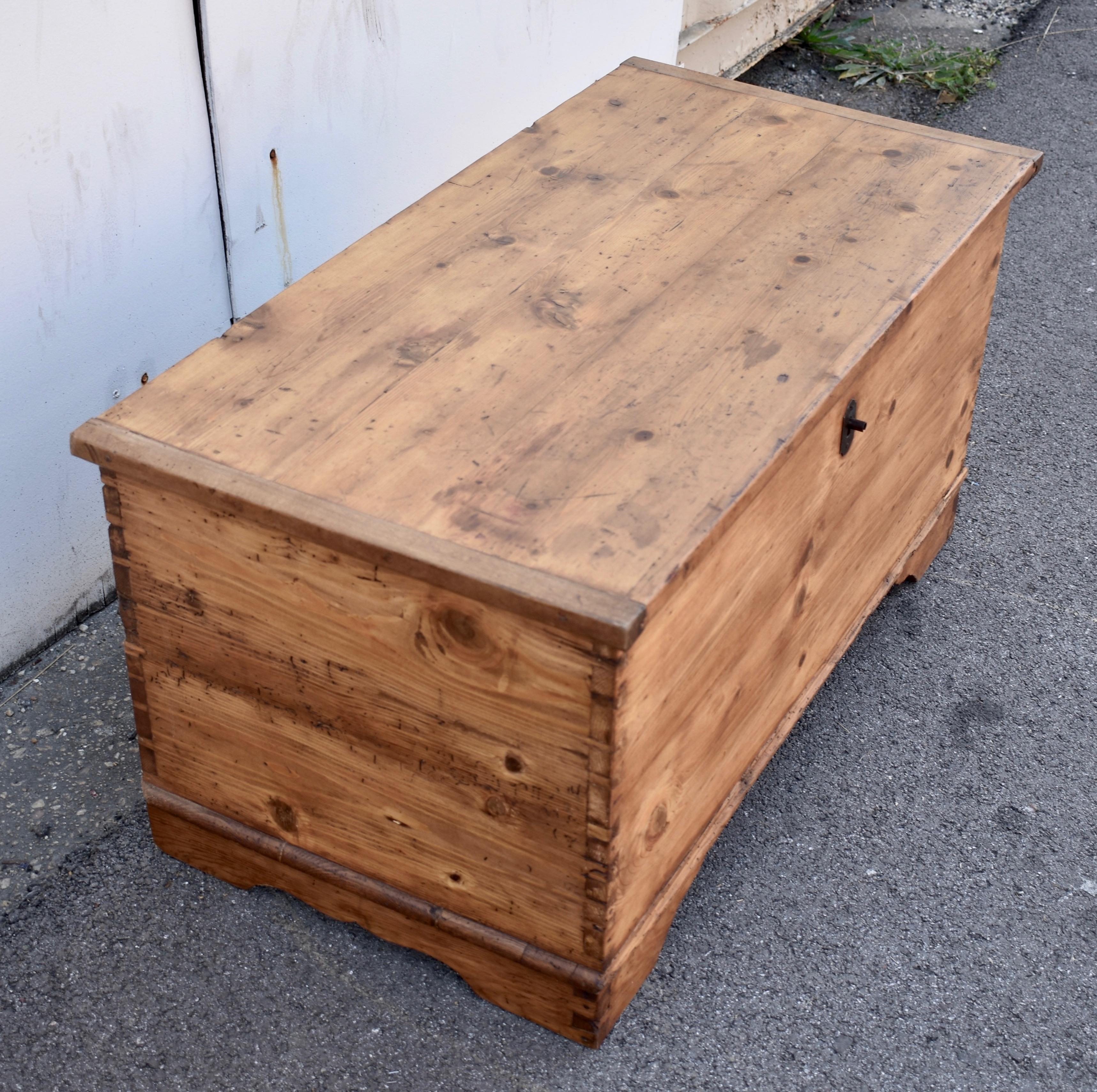 Truhe oder Deckentruhe aus Kiefernholz (Niederländisch) im Angebot