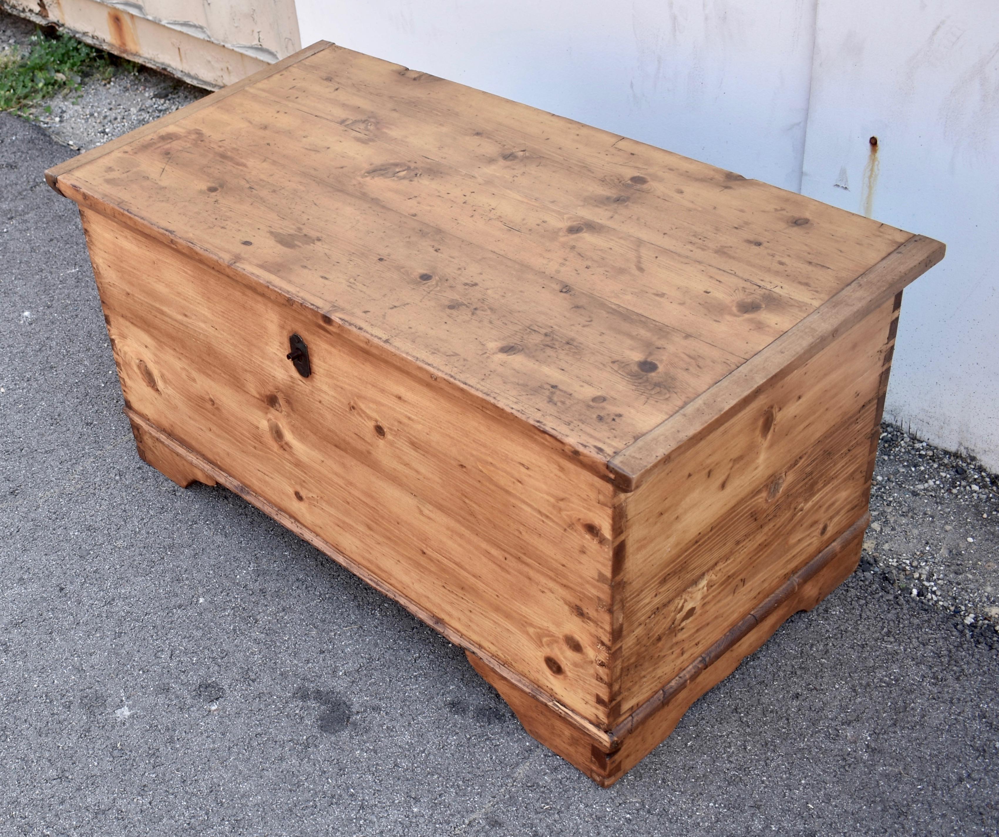 Truhe oder Deckentruhe aus Kiefernholz im Zustand „Gut“ im Angebot in Baltimore, MD