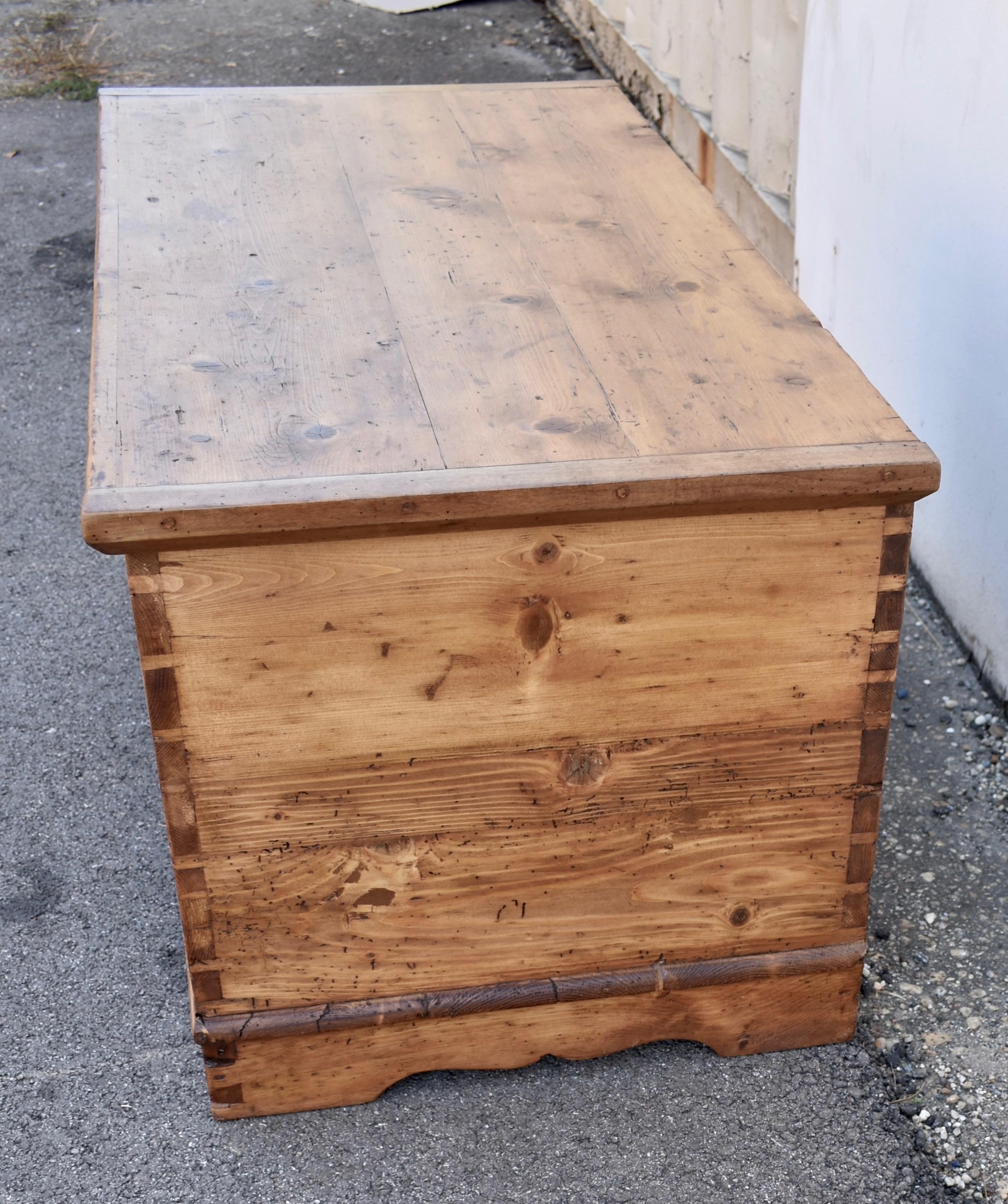 Truhe oder Deckentruhe aus Kiefernholz (19. Jahrhundert) im Angebot
