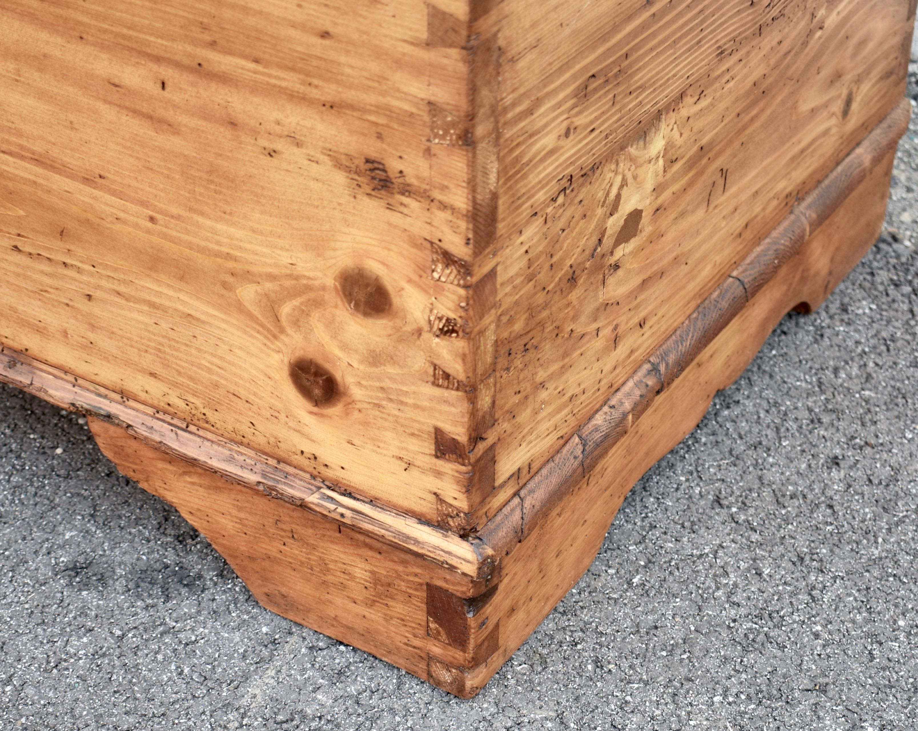 Truhe oder Deckentruhe aus Kiefernholz im Angebot 1