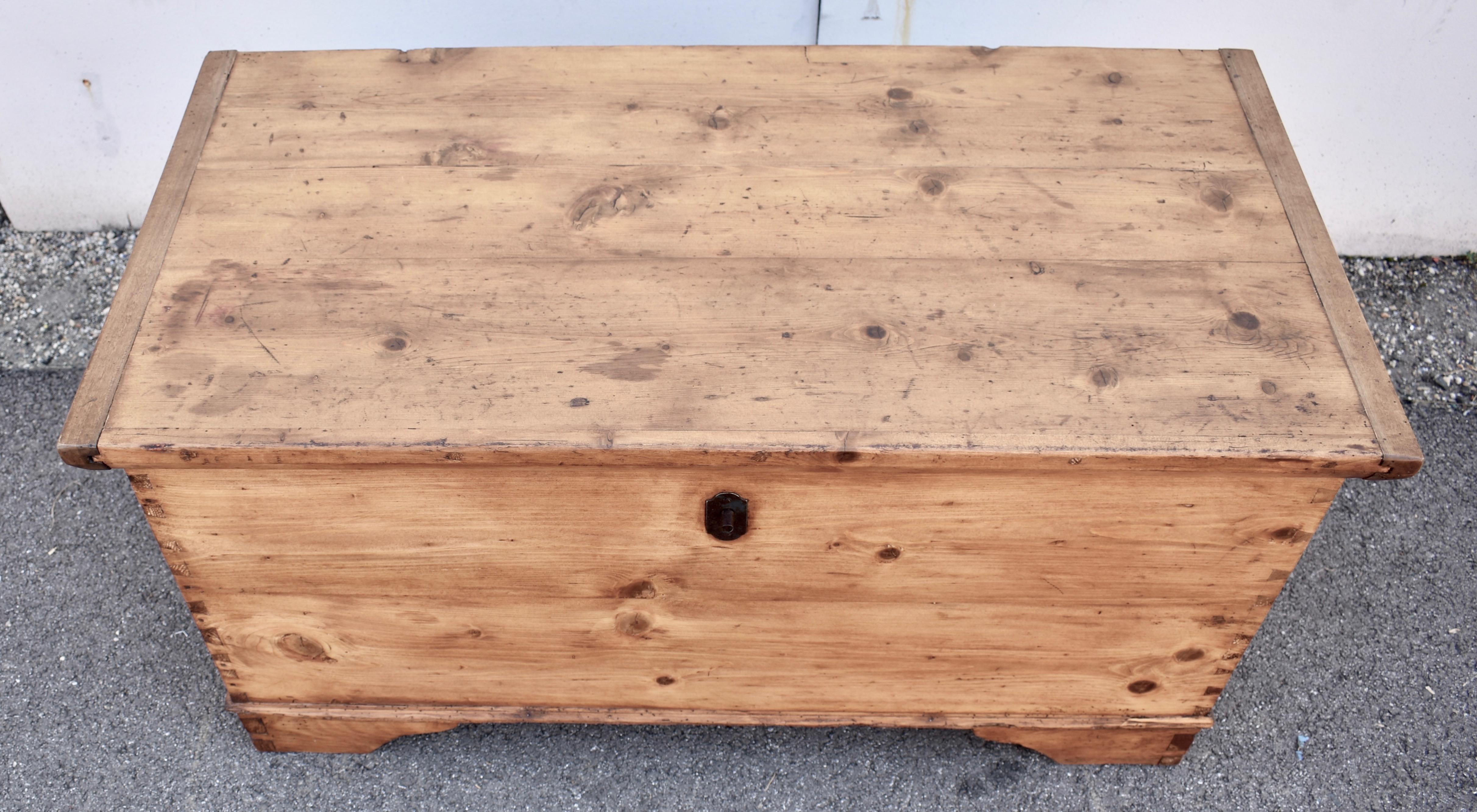 Truhe oder Deckentruhe aus Kiefernholz im Angebot 2
