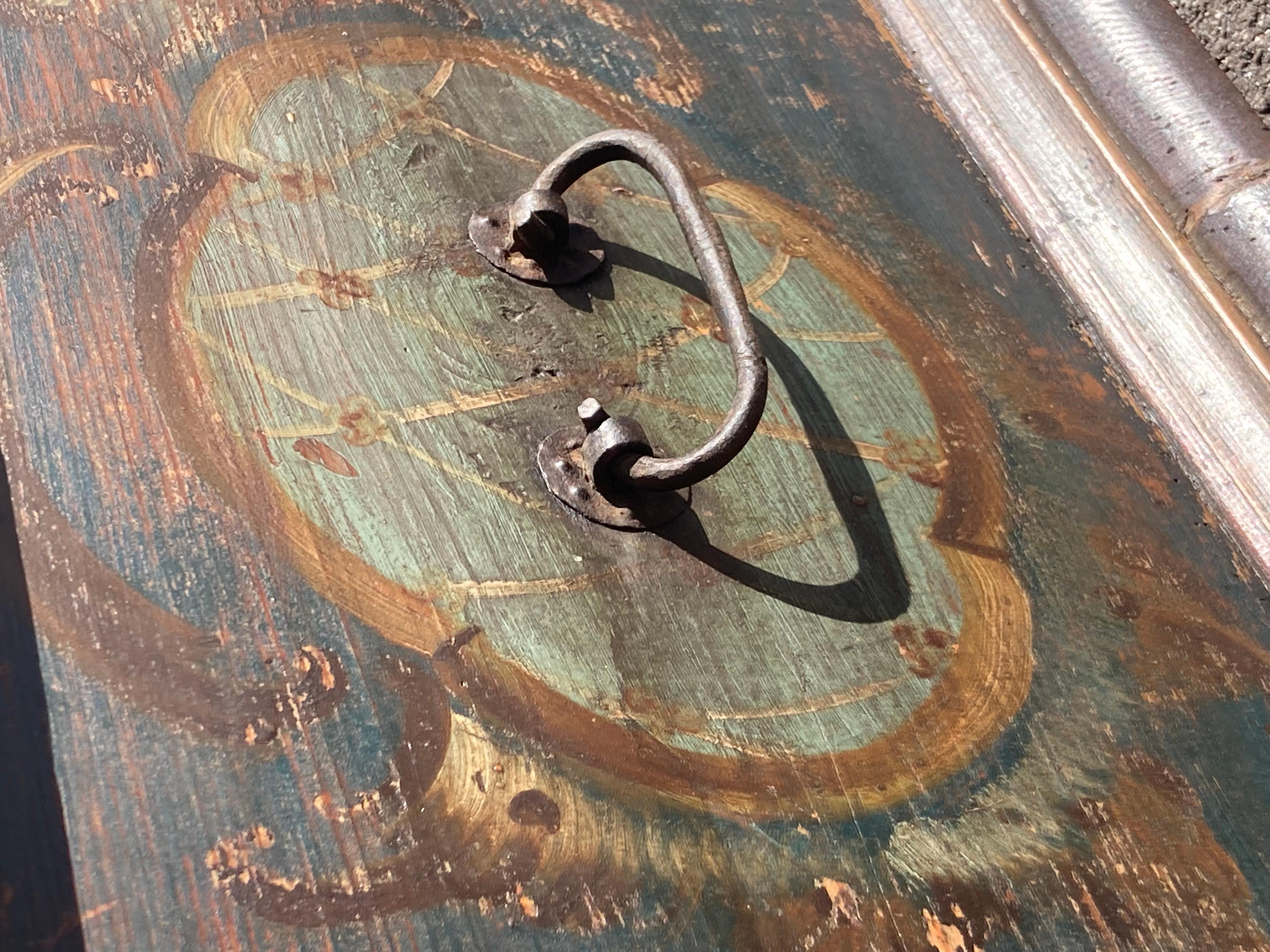 Pine Trunk or Blanket Chest in Original Decorative Paint im Angebot 2