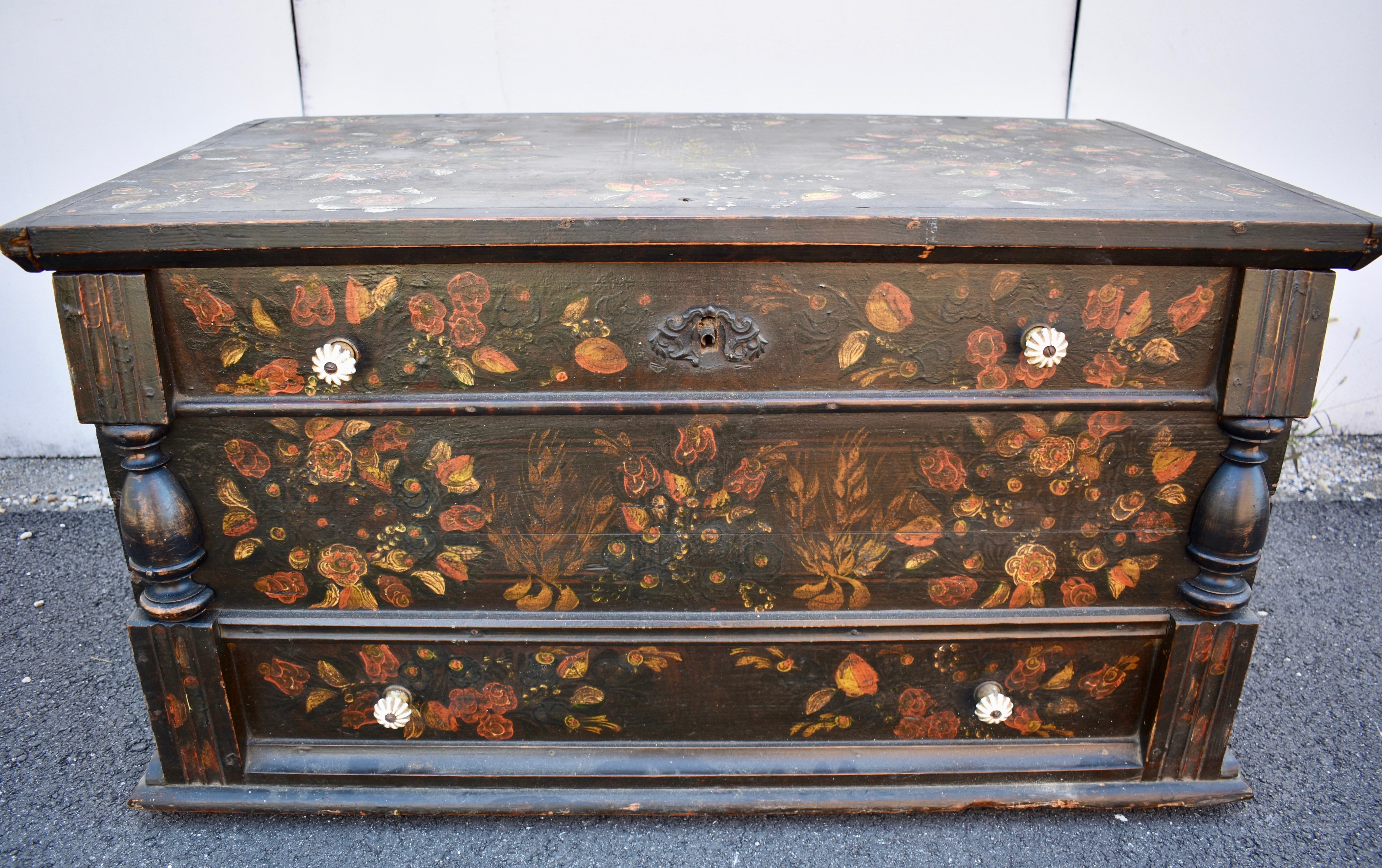 Pine Trunk or Blanket Chest in Original Decorative Paint For Sale 4