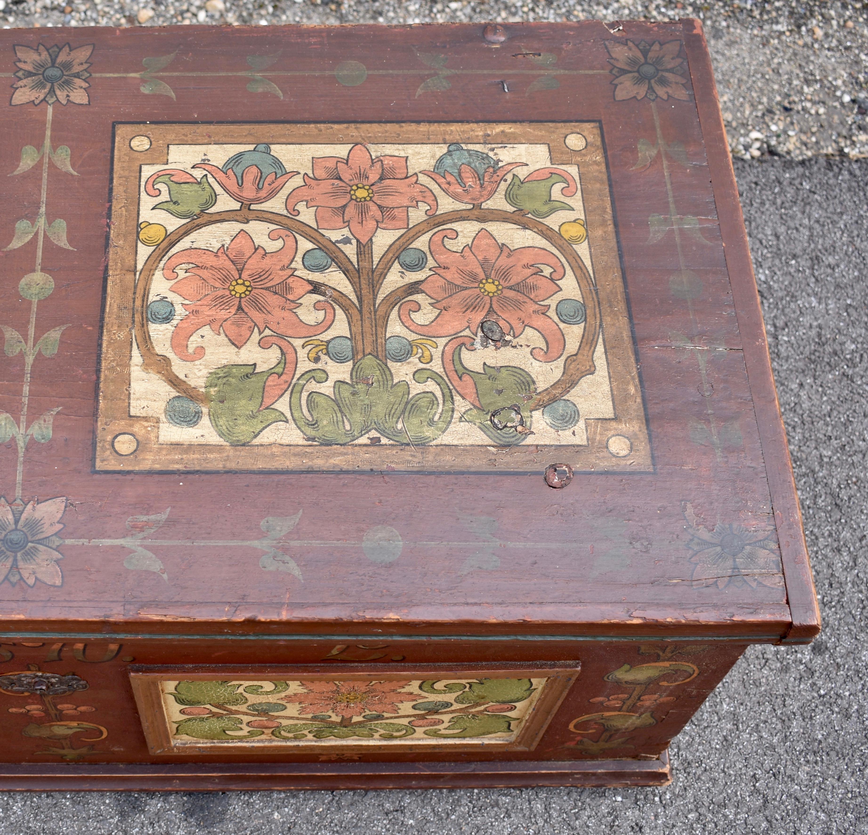Truhe oder Deckentruhe aus Kiefernholz in originaler dekorativer Farbe im Angebot 4