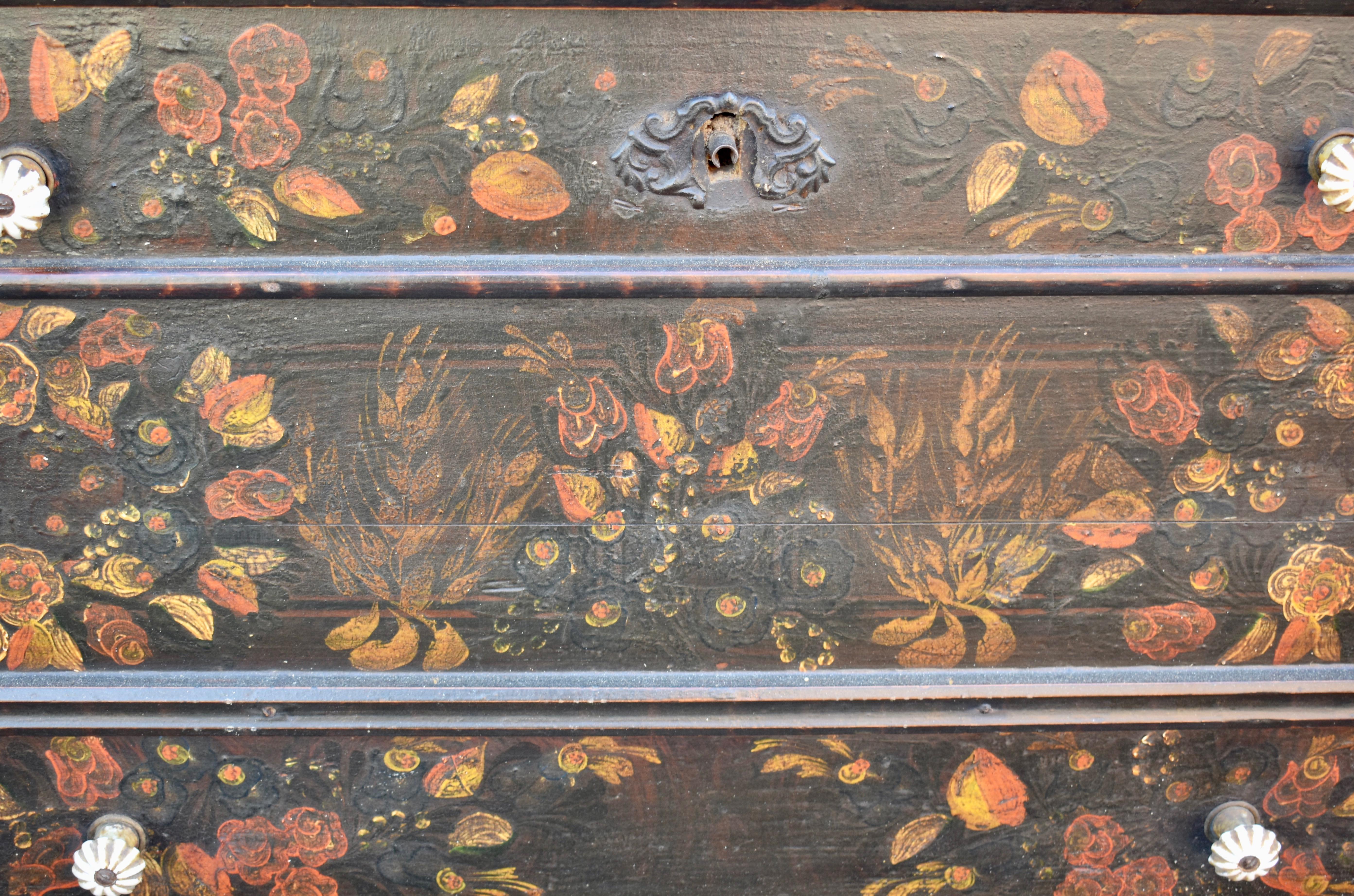 Pine Trunk or Blanket Chest in Original Decorative Paint For Sale 5