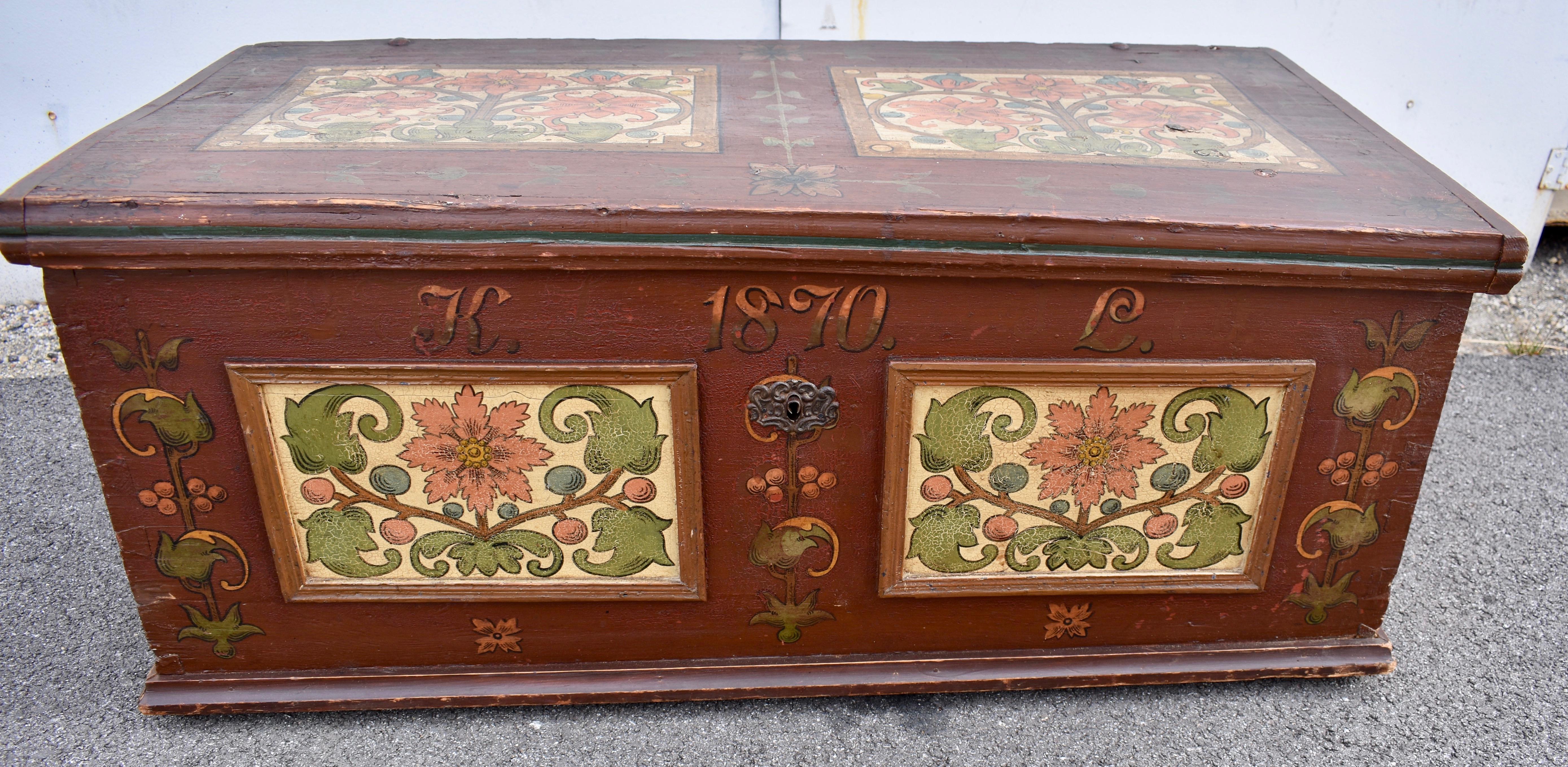 Truhe oder Deckentruhe aus Kiefernholz in originaler dekorativer Farbe im Angebot 5