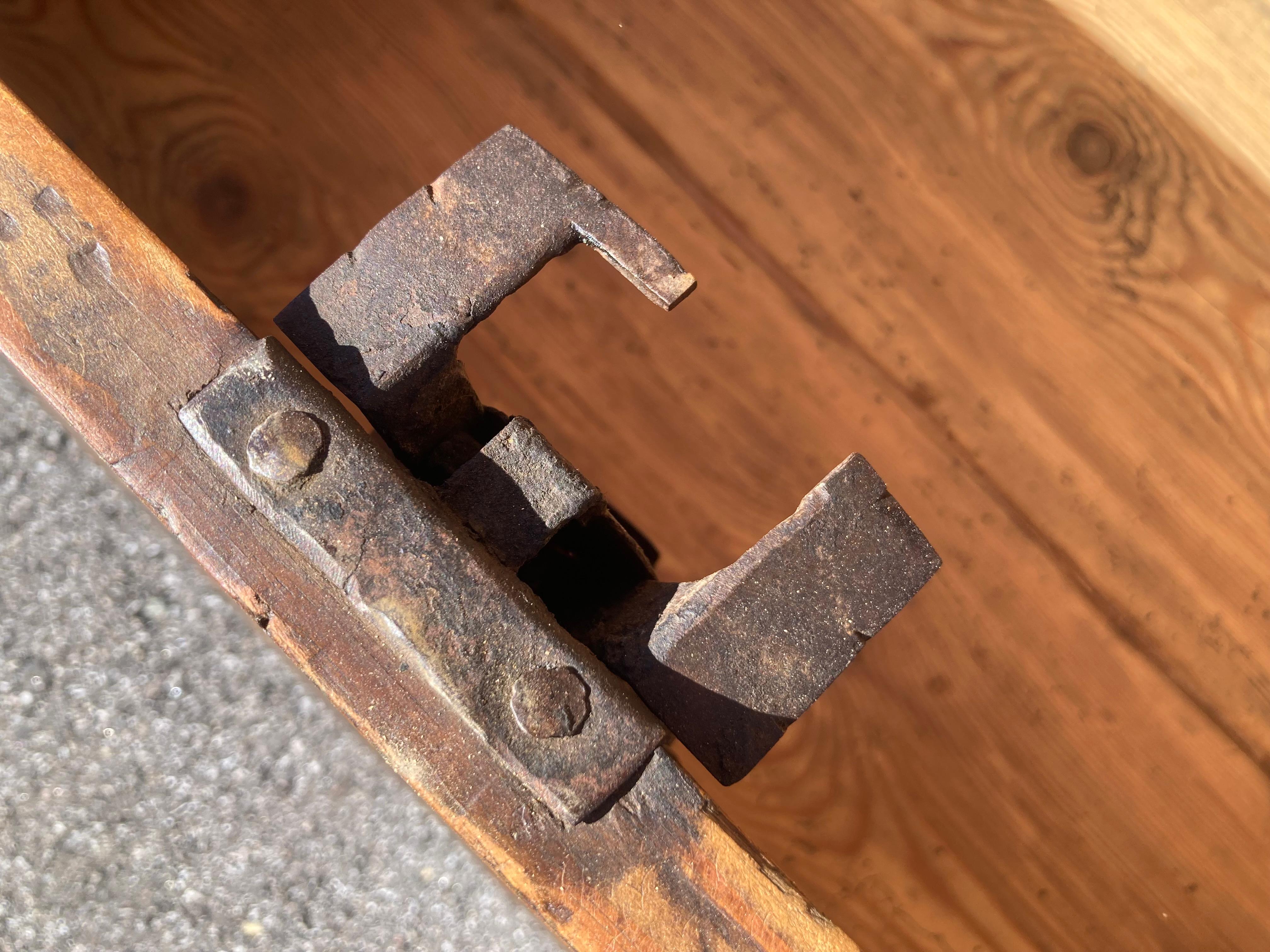 Pine Trunk or Blanket Chest in Original Decorative Paint im Angebot 4