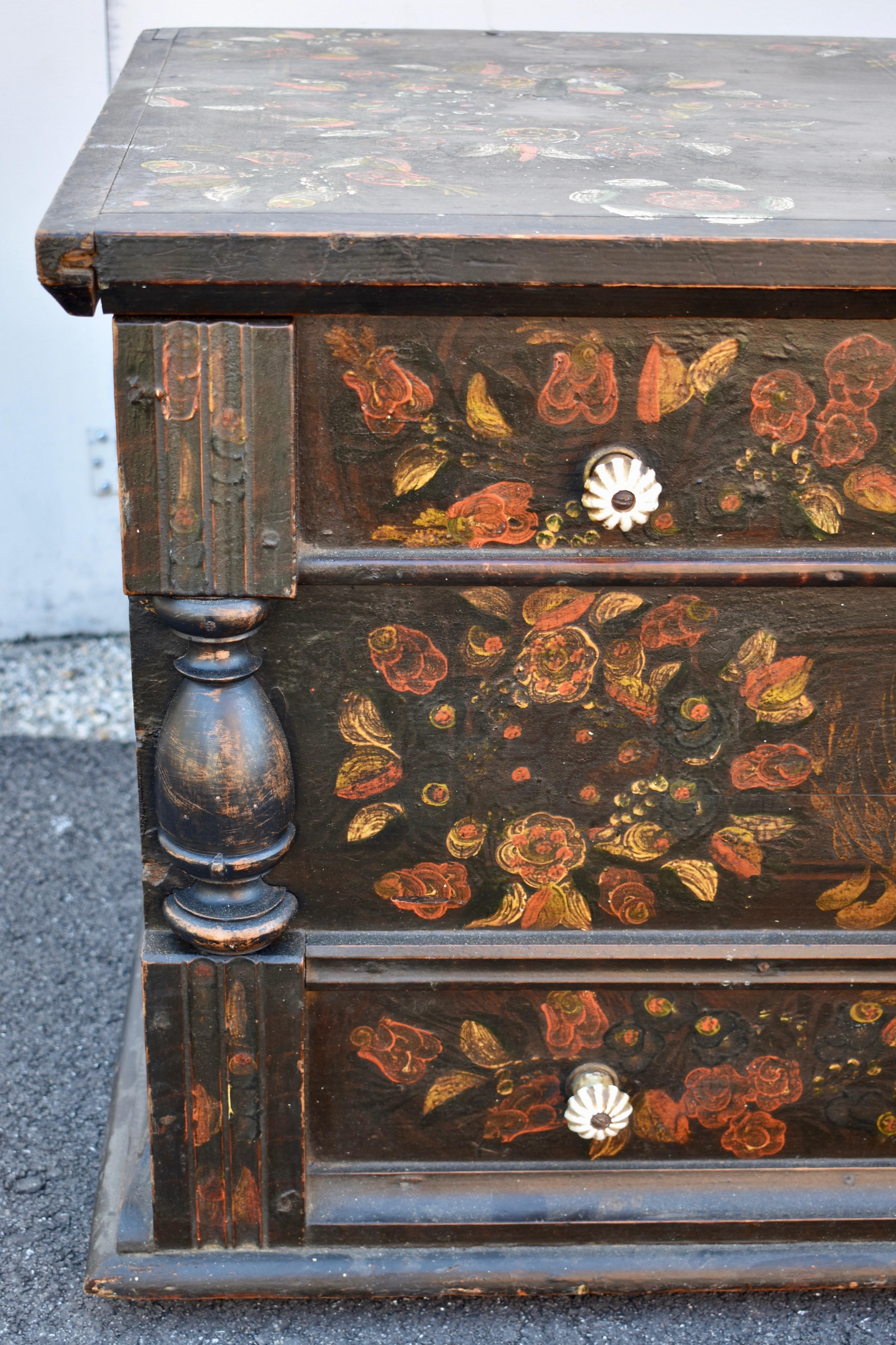 Pine Trunk or Blanket Chest in Original Decorative Paint For Sale 7