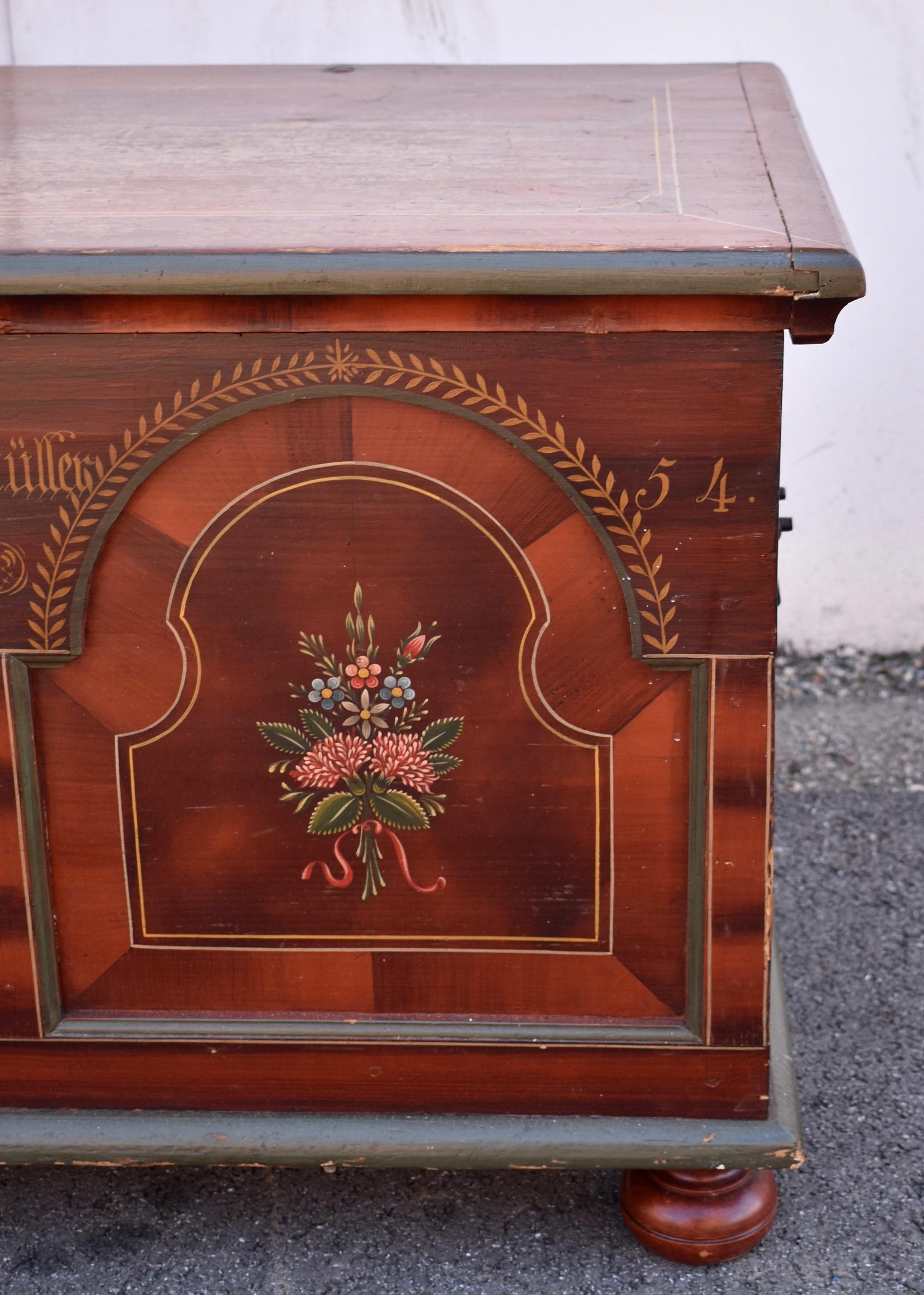 Truhe oder Deckentruhe aus Kiefernholz in originaler dekorativer Farbe im Angebot 7