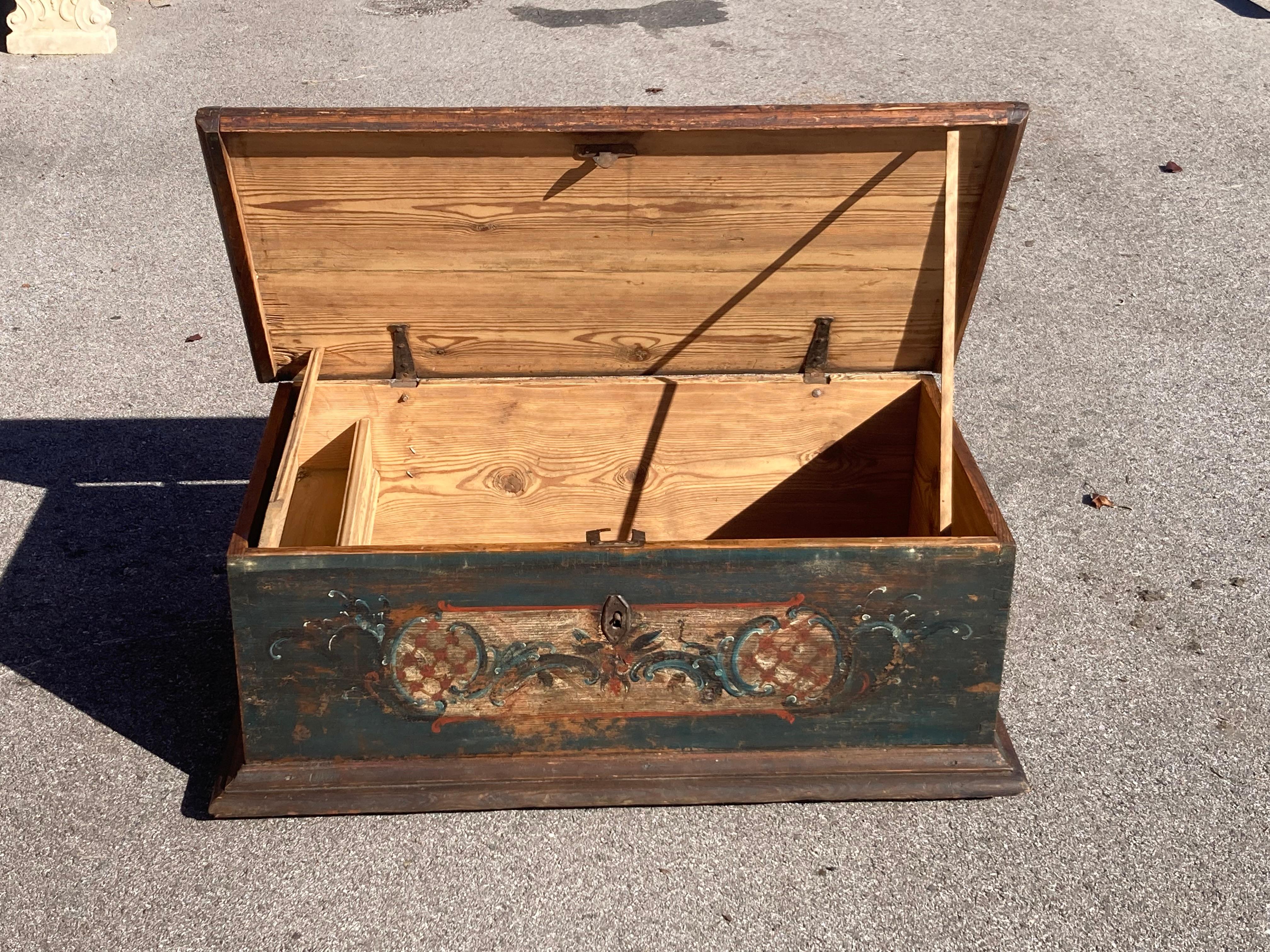 Pine Trunk or Blanket Chest in Original Decorative Paint im Angebot 6