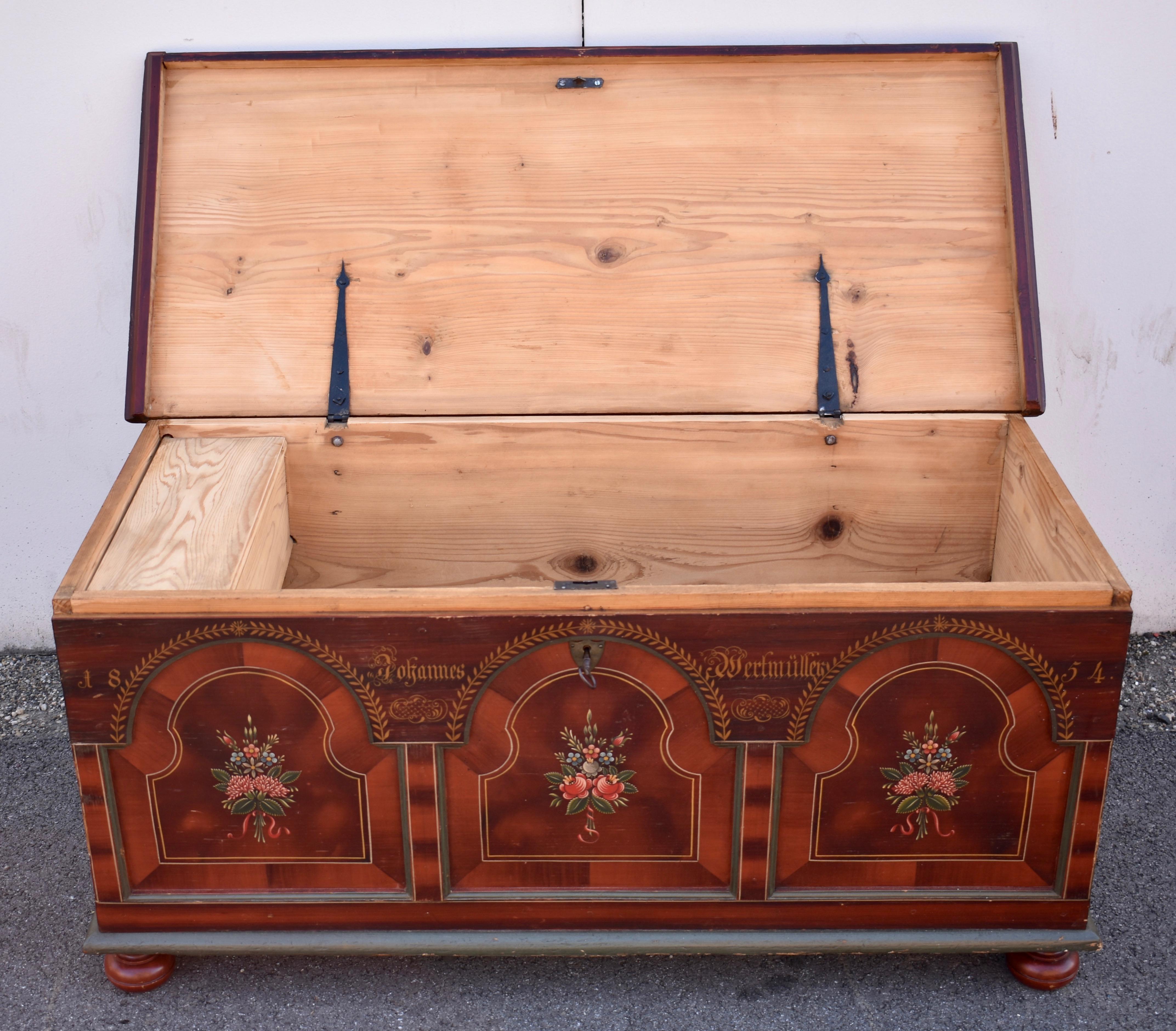 Truhe oder Deckentruhe aus Kiefernholz in originaler dekorativer Farbe im Angebot 8