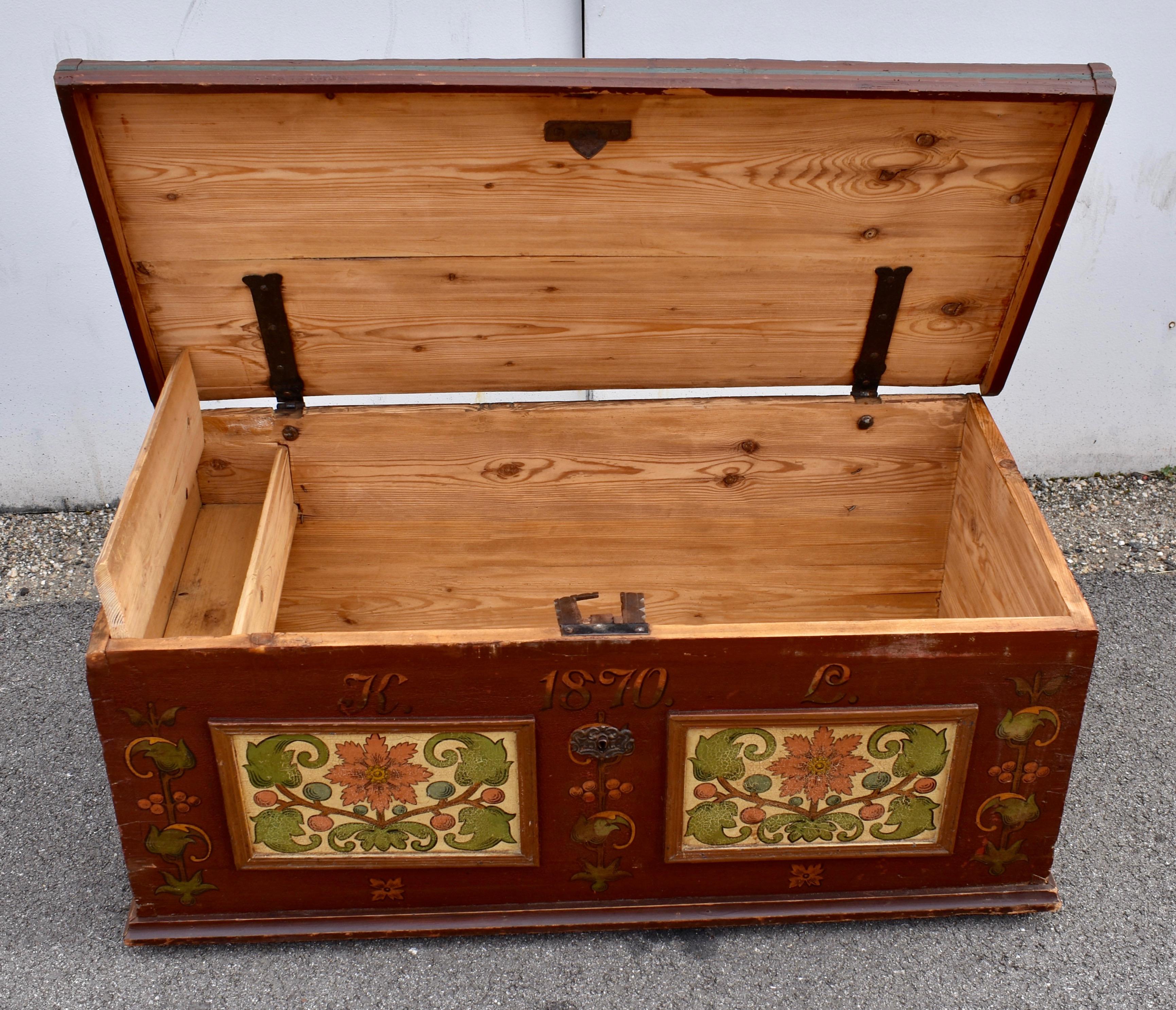 Truhe oder Deckentruhe aus Kiefernholz in originaler dekorativer Farbe im Angebot 8