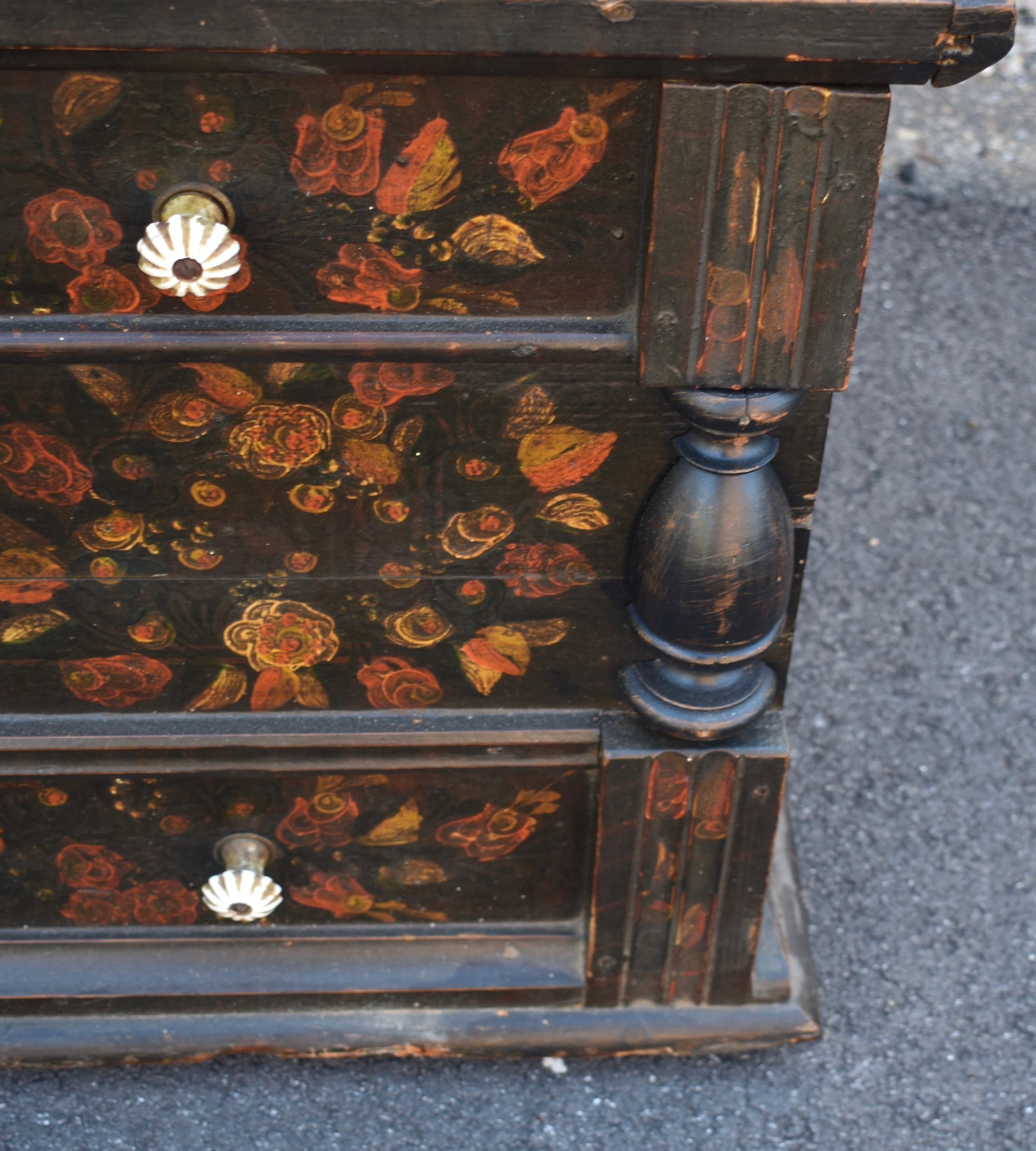 Truhe oder Deckentruhe aus Kiefernholz in originaler dekorativer Farbe im Angebot 9