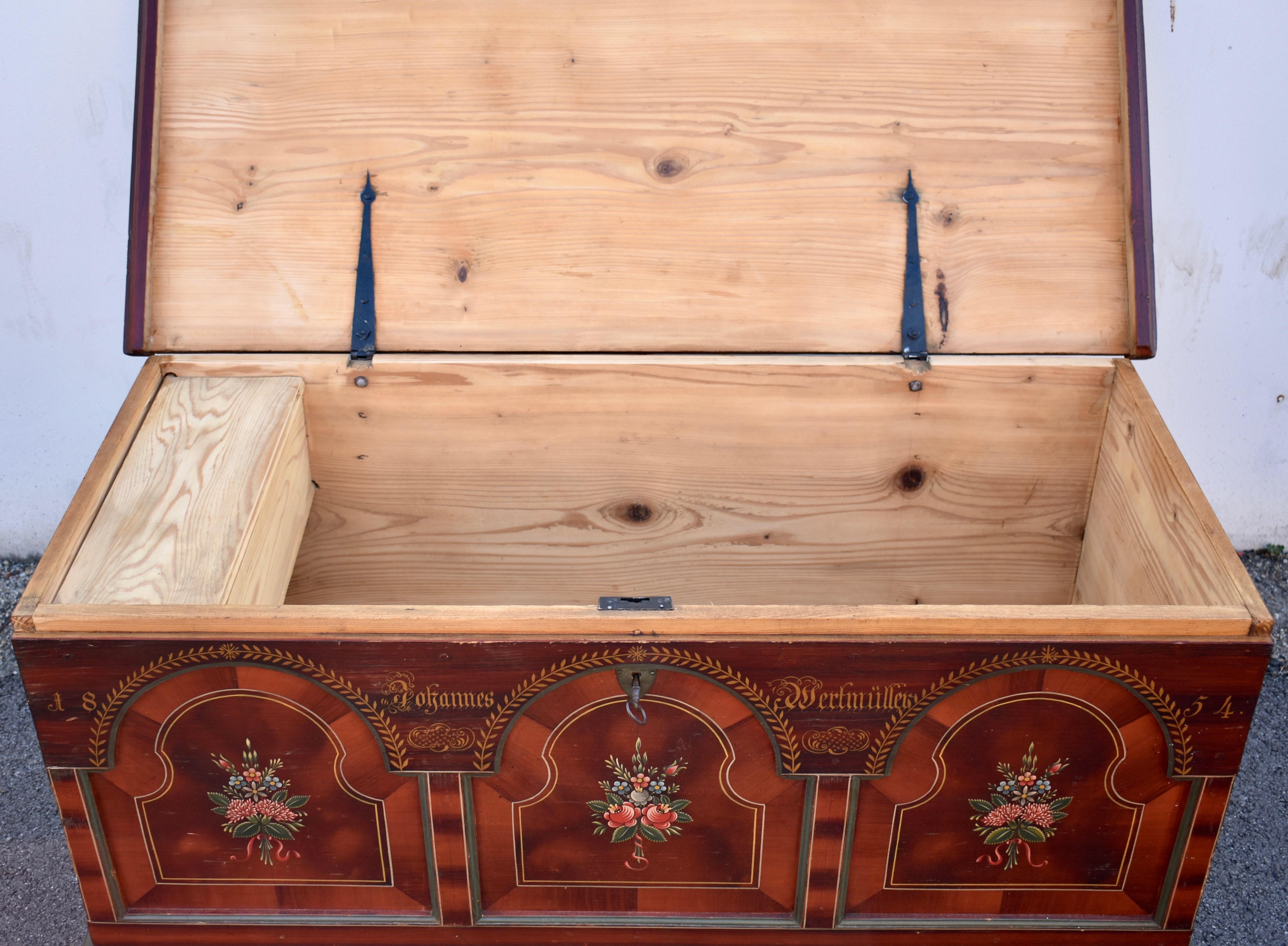 Truhe oder Deckentruhe aus Kiefernholz in originaler dekorativer Farbe im Angebot 9