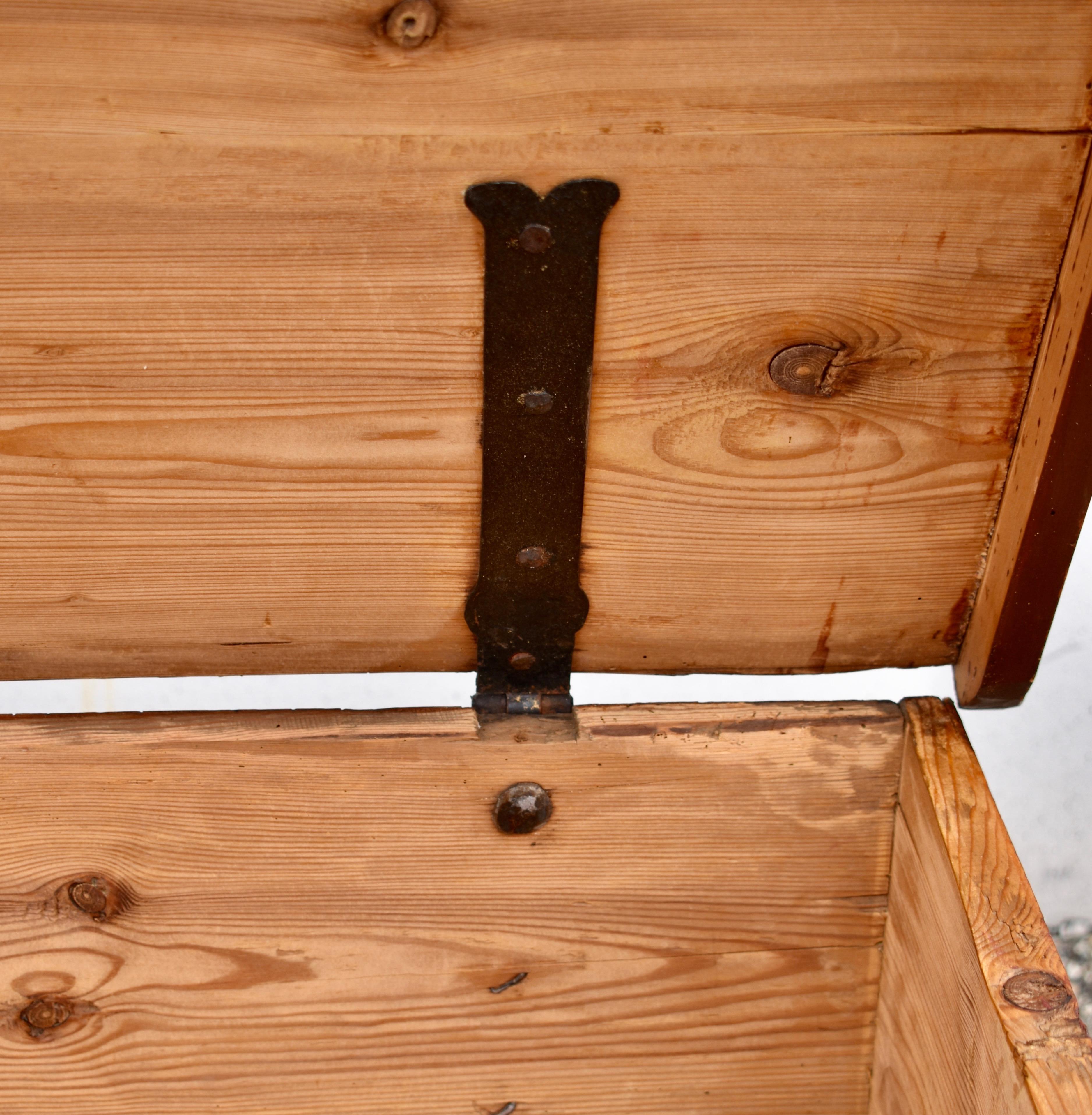 Truhe oder Deckentruhe aus Kiefernholz in originaler dekorativer Farbe im Angebot 9