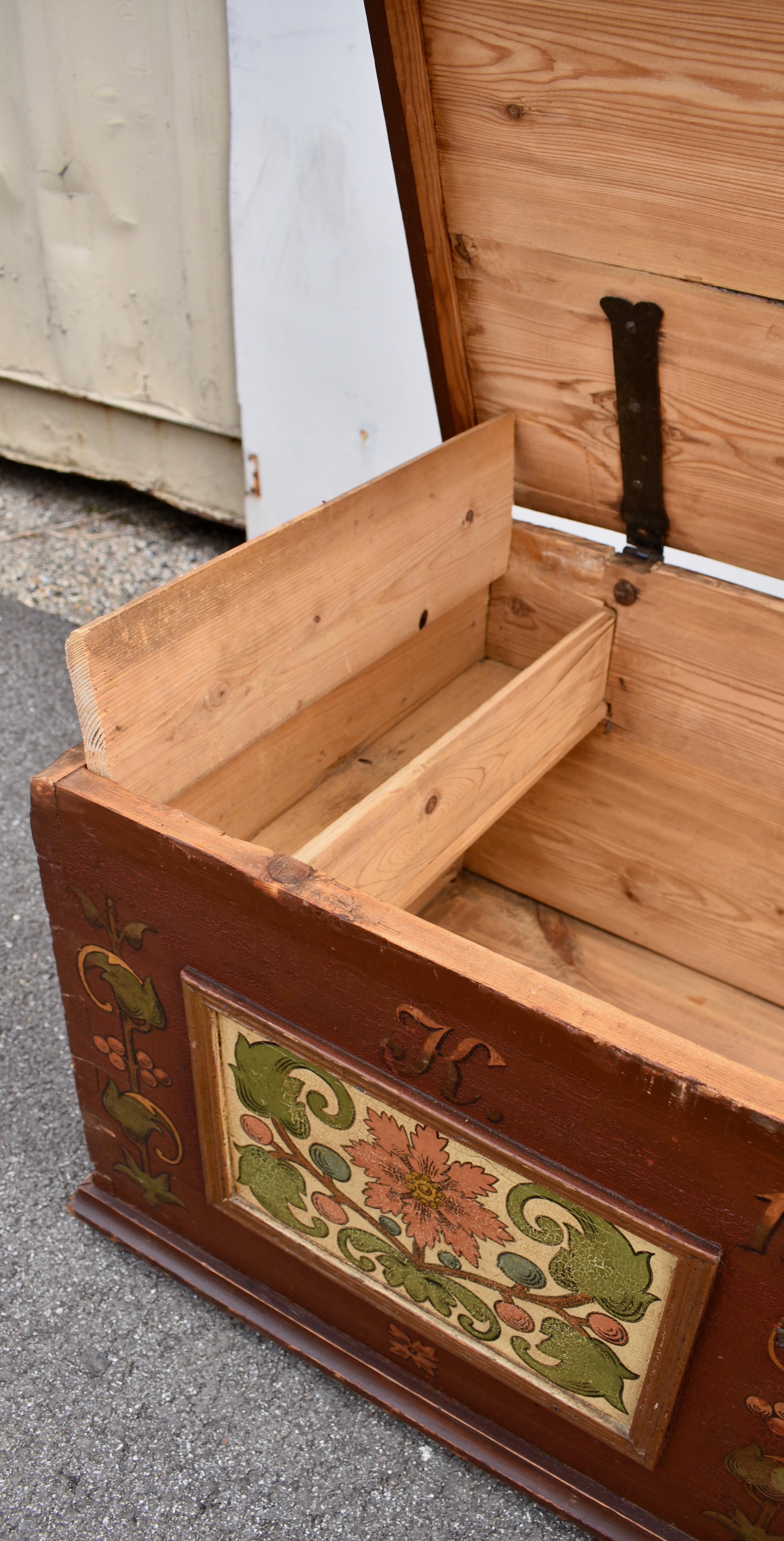 Truhe oder Deckentruhe aus Kiefernholz in originaler dekorativer Farbe im Angebot 10