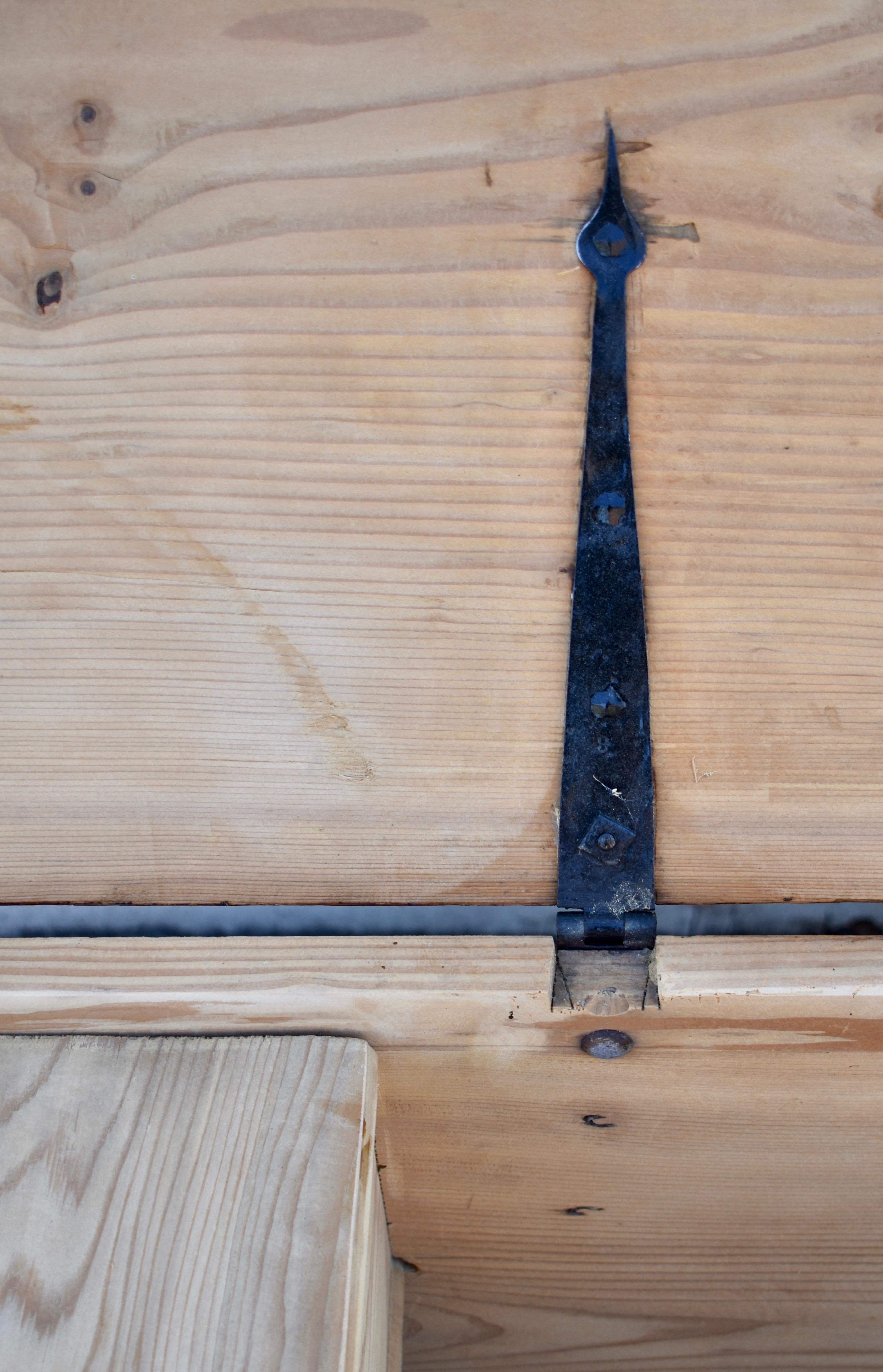 Truhe oder Deckentruhe aus Kiefernholz in originaler dekorativer Farbe im Angebot 11