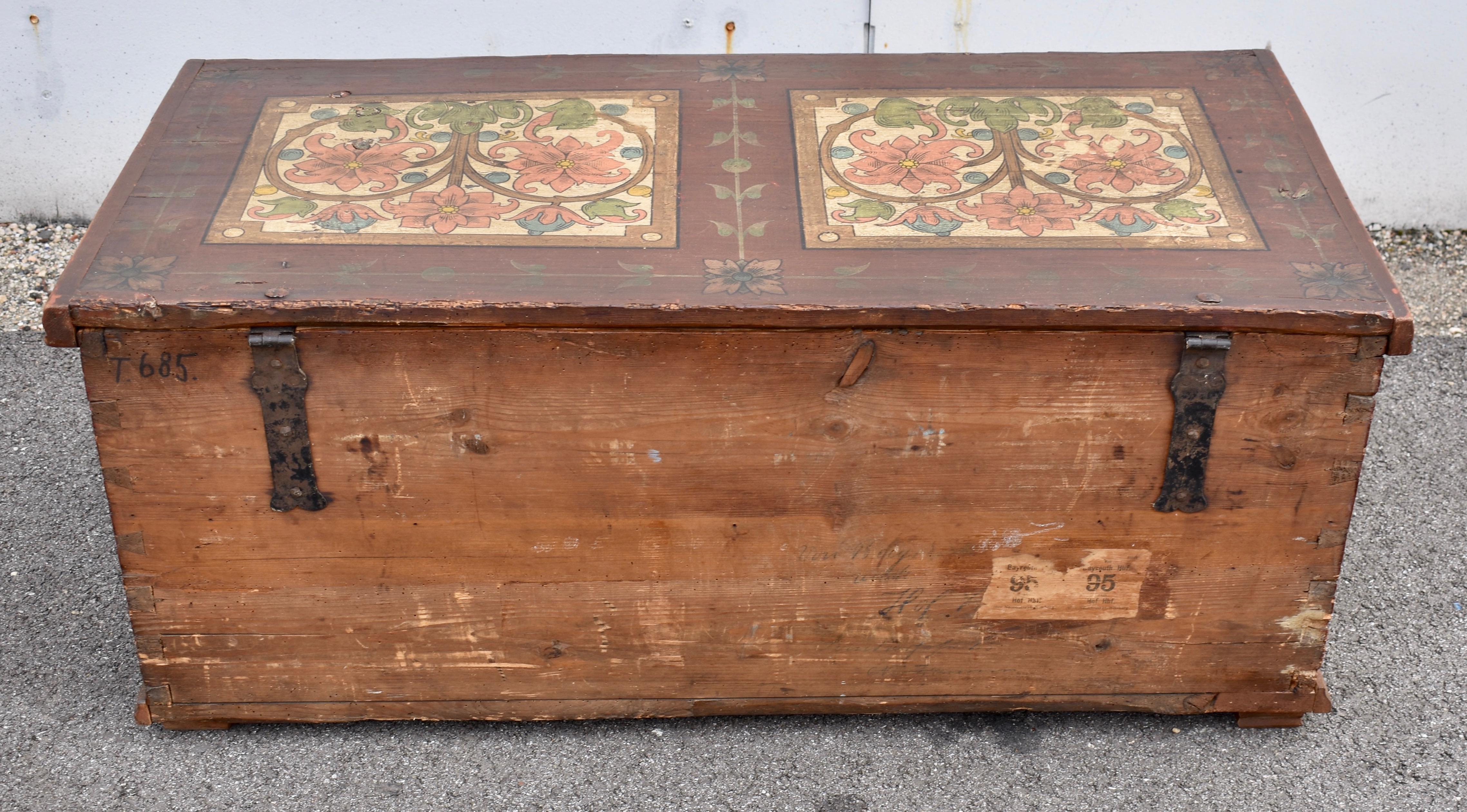 Truhe oder Deckentruhe aus Kiefernholz in originaler dekorativer Farbe im Angebot 11